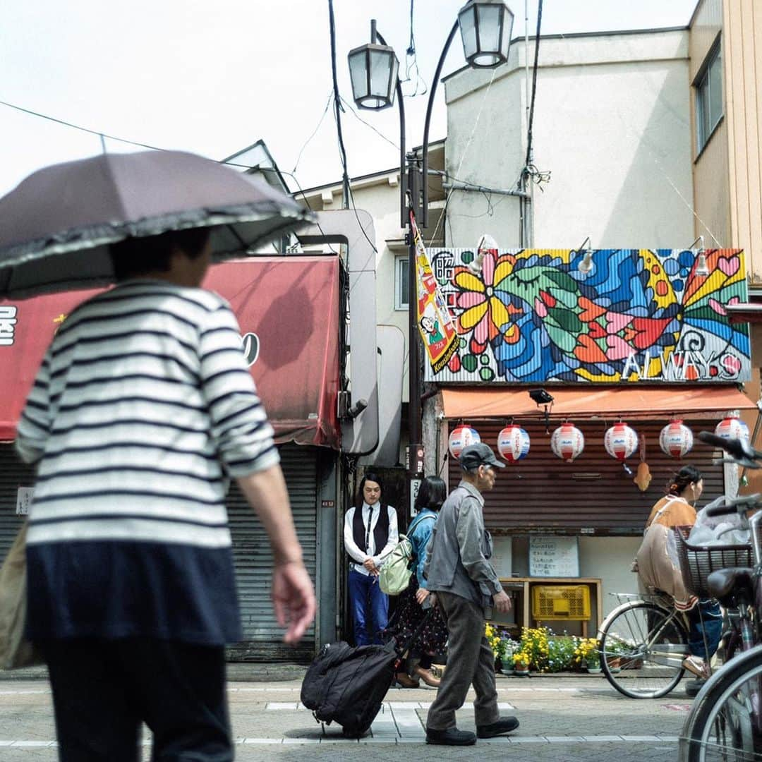 小澤慎一朗さんのインスタグラム写真 - (小澤慎一朗Instagram)「街中に溶け込んでみました。20  #ピスタチオ小澤 #ピスタチオ #街で遊ぶ人 #ポートレート #じわじわくる #隙間 #playinginthecity #portrait #leica #good_portraits_world #歩いていたら急に出てくる #建物の隙間から #ピスタチオですっ #いろんな人にじろじろ見られながら撮りました #好感度上がっちゃう」6月17日 11時24分 - piszawa