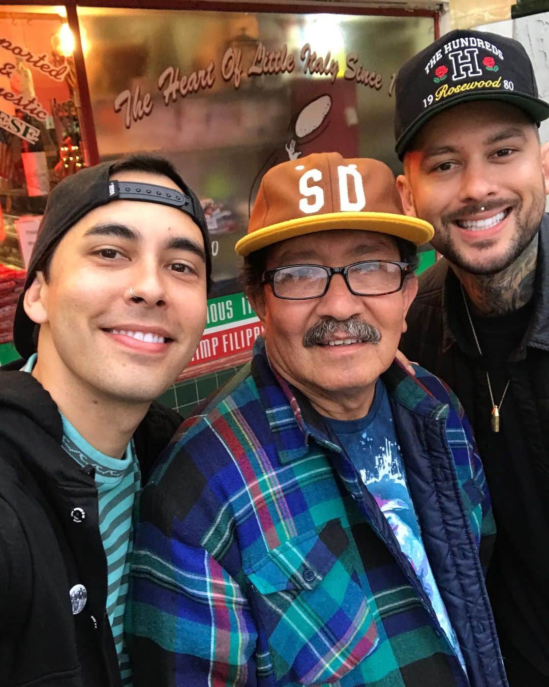 ヴィック・フエンテスのインスタグラム：「You are the real rockstar in my book. Love you pops! ❤️🤘 #HappyFathersDay」