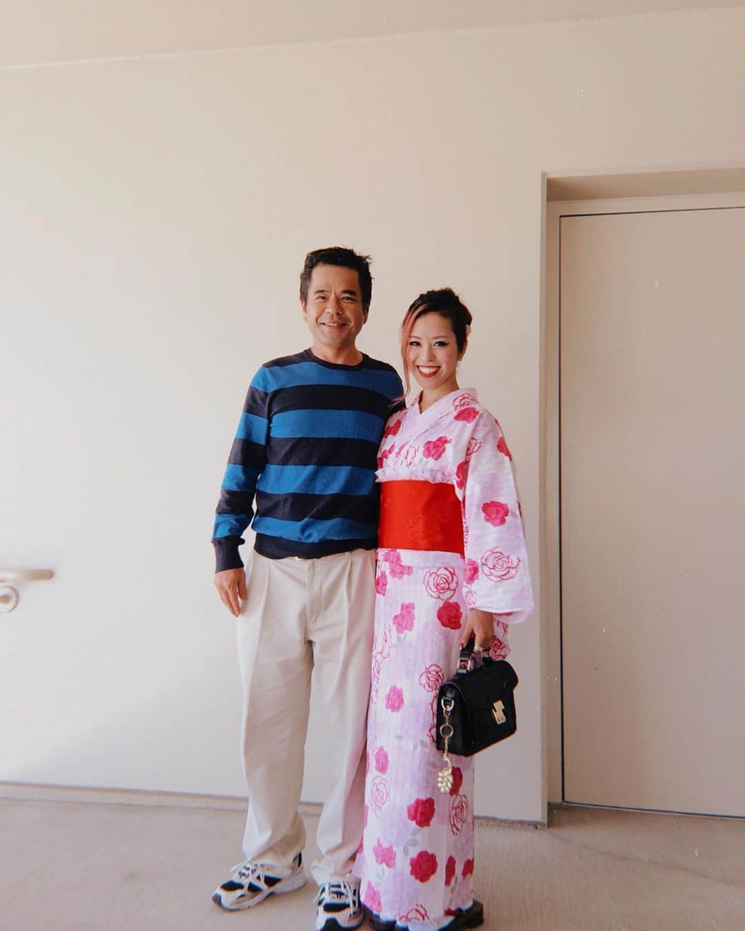 AikA♡ • 愛香 | JP Blogger • ブロガーのインスタグラム：「Happy Father’s Day to my amazing DAD!!!! You became a father at 23 and ever since you’ve been working so hard for our family and you’ve been such great & awesome pops 🖤 Thank you so much for all your dedication to your children over yourself and everything! You were always at my elementary schools’ events even when there was only dad ( that’s you papa! ) surrounded by many of mothers in the class!! I was such a proud Lil girl to have such caring & supportive dad like you!! My childhood was full of great memories thanks to you 😭💗 I cannot wait for the day to come when I will be walking down the aisle with you 👰🏼👨🏻✨ So so so proud to be your daughter and I love you tons ♥️🥰 P.S. Now you see why I am a goofball 😂 Keep swiping left to the 6th pic! ————— 父の日おめでとう💐 パパさん！ 23歳の時にお父さんになってそれからずっと家族のために働いてくれて、いつも素敵なお父さんでいてくれてありがとうネ🖤  自分の事や、他のことを差し置いて、いつも子供達の幸せ、笑顔を想ってくれて、お父さんのお陰であたしの子供の頃の思い出ゎ素敵な思い出でたくさんだよ！☺️ 周りゎみんなお母さん達ばっかりの授業参観でも、父親陣一人でも来てくれて、運動会も6年間必ず来てくれて、小さいながらに、とっても誇らしかったよっ💫 本当にありがとぉ🙏🏻💕 早くバージンロードをパパさんと歩ける日が来るのが楽しみデス👰🏼✨ お父さんの娘でとっても誇りに思うよっ✨大大大好き😘♥️ ===== #Happyfathersday #lovemypops #smileiscontagious #momentsofjoy #daisuki #prouddaughter」
