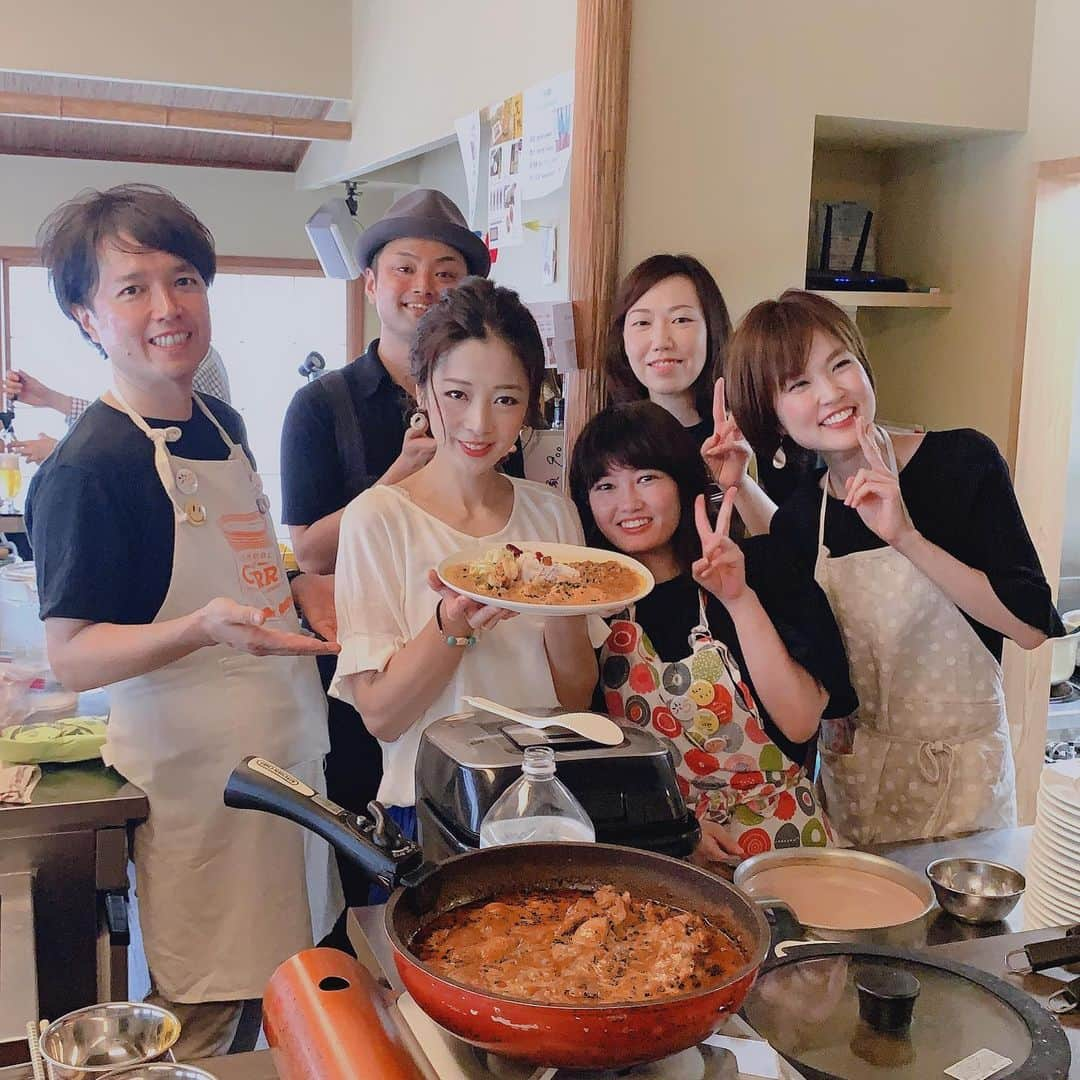 一条もんこさんのインスタグラム写真 - (一条もんこInstagram)「間借りカレーの『FIVE SPICE』に行きました！@根津  スパイス料理教室の生徒さんがカレー仲間の皆さんと時々開催していると聞いており、行って参りました。  前半はワークショップを開催し、後半に食べるだけのこともできる2つのパターン。  今日のメニューは バターチキン、 海老カレー、 低糖質カレーの 3品ワンプレートをいただきました。スパイスがしっかり香って出汁の旨味も充分に引き出されていて美味しい！ 副菜もそれぞれカレーと混ぜながら、、色々な味わいを見せてもらいました。 嬉しいことに、お米は新潟の新之助！ あしたのカレーまで食べられるという大変に恐縮なカレーランチでした。 #カレー#間借りカレー#ランチ#根津#スパイスカレー#バターチキン#海老カレー#低糖質カレー#ワンプレート#ファイブスパイス#FIVE SPICE#一条もんこ」6月17日 11時32分 - monko1215