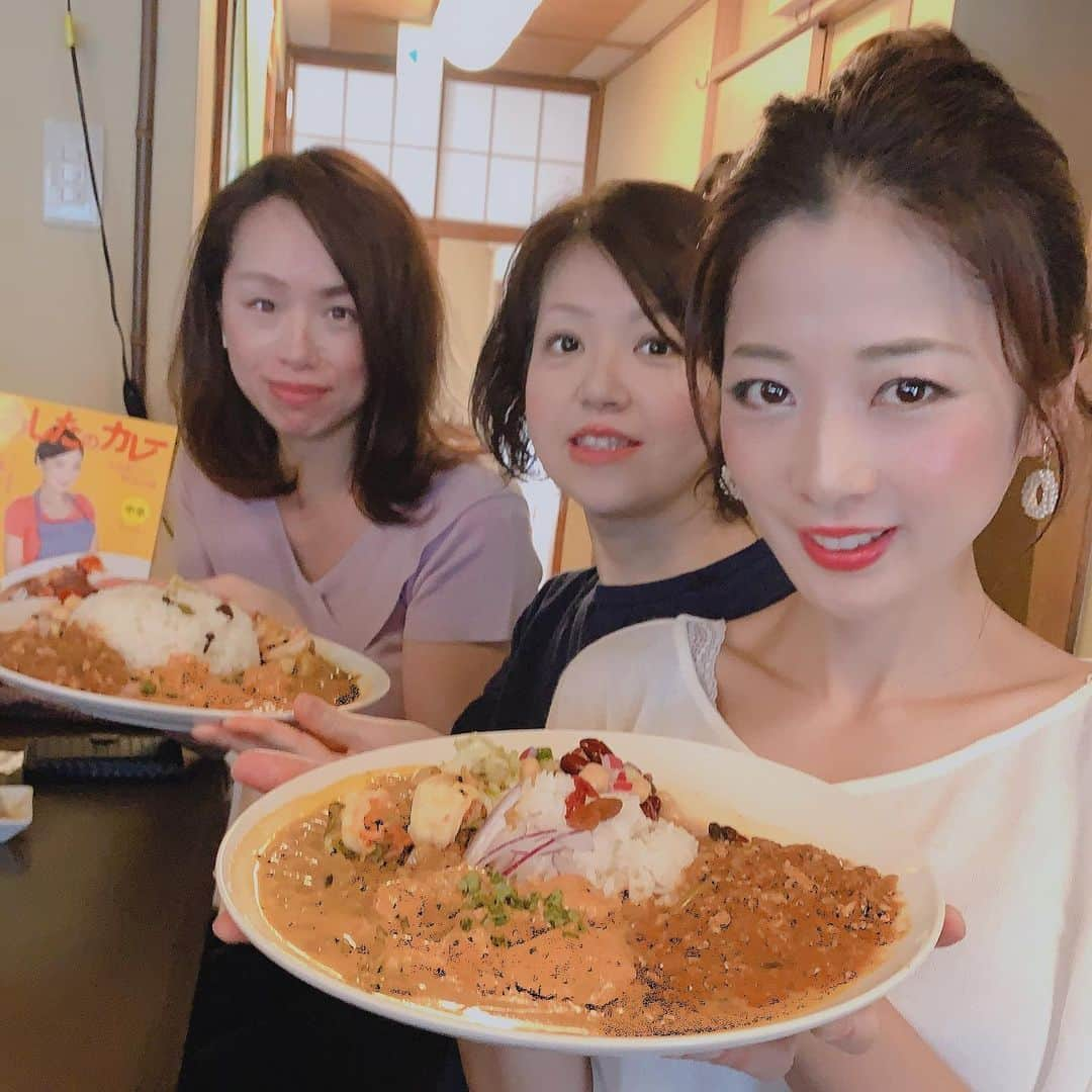 一条もんこさんのインスタグラム写真 - (一条もんこInstagram)「間借りカレーの『FIVE SPICE』に行きました！@根津  スパイス料理教室の生徒さんがカレー仲間の皆さんと時々開催していると聞いており、行って参りました。  前半はワークショップを開催し、後半に食べるだけのこともできる2つのパターン。  今日のメニューは バターチキン、 海老カレー、 低糖質カレーの 3品ワンプレートをいただきました。スパイスがしっかり香って出汁の旨味も充分に引き出されていて美味しい！ 副菜もそれぞれカレーと混ぜながら、、色々な味わいを見せてもらいました。 嬉しいことに、お米は新潟の新之助！ あしたのカレーまで食べられるという大変に恐縮なカレーランチでした。 #カレー#間借りカレー#ランチ#根津#スパイスカレー#バターチキン#海老カレー#低糖質カレー#ワンプレート#ファイブスパイス#FIVE SPICE#一条もんこ」6月17日 11時32分 - monko1215