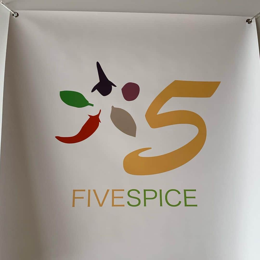 一条もんこさんのインスタグラム写真 - (一条もんこInstagram)「間借りカレーの『FIVE SPICE』に行きました！@根津  スパイス料理教室の生徒さんがカレー仲間の皆さんと時々開催していると聞いており、行って参りました。  前半はワークショップを開催し、後半に食べるだけのこともできる2つのパターン。  今日のメニューは バターチキン、 海老カレー、 低糖質カレーの 3品ワンプレートをいただきました。スパイスがしっかり香って出汁の旨味も充分に引き出されていて美味しい！ 副菜もそれぞれカレーと混ぜながら、、色々な味わいを見せてもらいました。 嬉しいことに、お米は新潟の新之助！ あしたのカレーまで食べられるという大変に恐縮なカレーランチでした。 #カレー#間借りカレー#ランチ#根津#スパイスカレー#バターチキン#海老カレー#低糖質カレー#ワンプレート#ファイブスパイス#FIVE SPICE#一条もんこ」6月17日 11時32分 - monko1215