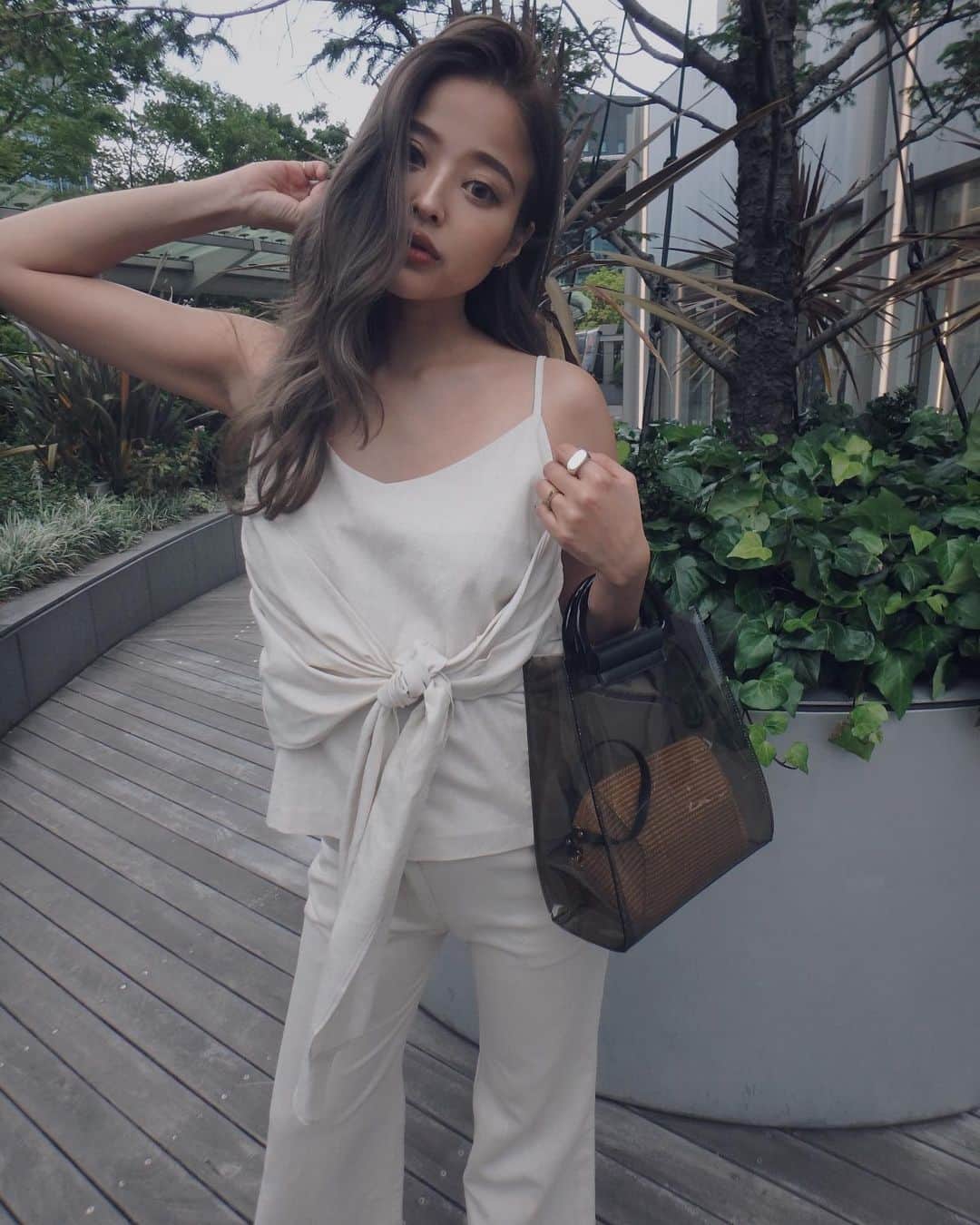 のインスタグラム：「この夏オススメの Resort Style🌴 ■Linen Twist Tops ￥6,372 ■Linen Rough Pants ￥7,452 ■ Tres Strap Sandal ￥9,936 ■ M/W Big Bangle ￥3,672 ■ Lavish in Bag ￥7,452 全てすぐ届くアイテムだよ❤︎ @trunc88_official  #trunc88」