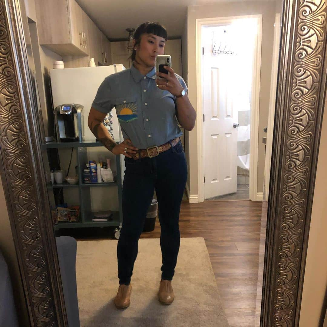 Mia Littleのインスタグラム：「A Daddy for (little) Daddy sort of situation. It is me. I am little Daddy. [image description: Mia is wearing a light blue linen shirt with a sun embroidered on the pocket, wearing a Terra cotta flower pattern belt, blue skinny jeans, tan leather shoes in a mirror selfie. Their hand is on their hip and there is a coffee station in the background.]」