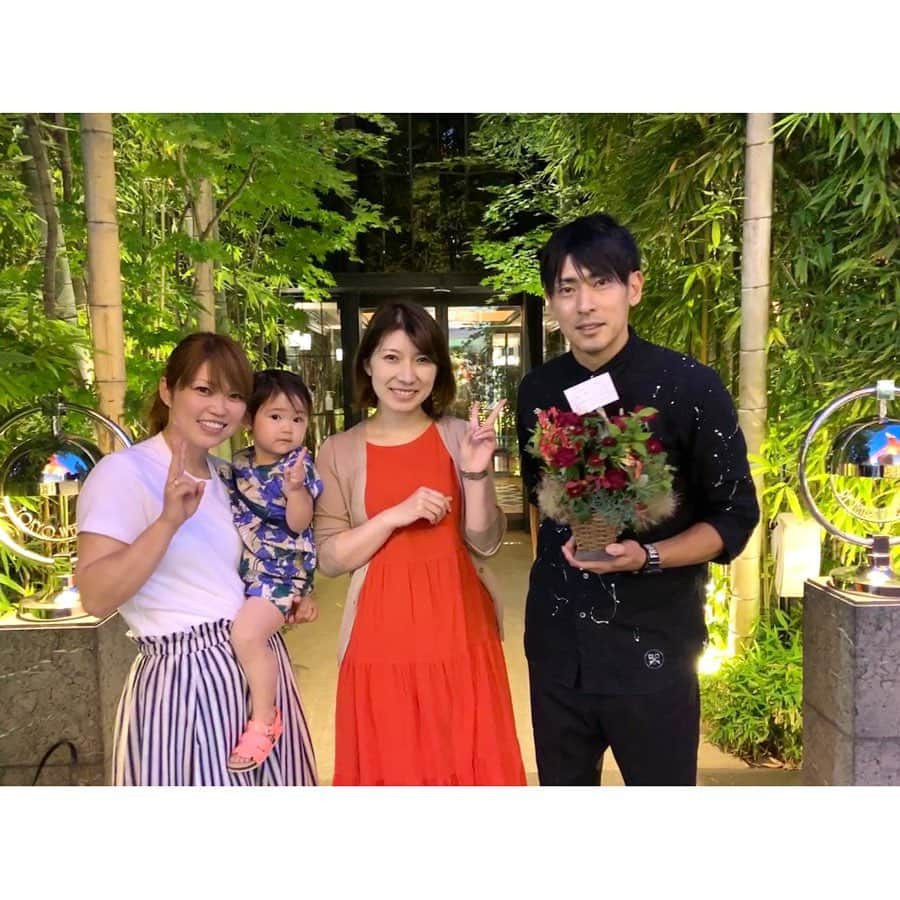 秋本真吾さんのインスタグラム写真 - (秋本真吾Instagram)「結婚式挙げて4年。式場のレストランでお祝いしてきました。東京タワーが目の前にあるので娘が見たい見たいと落ち着いてご飯食べられず（笑）まあそんなもんですよね😅﻿ ﻿ 僕らの結婚式のプランを親切に最後まで担当してくださったプランナーさんも駆けつけてくれて、お花のプレゼントはすごく嬉しかったです。﻿ ﻿ 食事も堪能できなかったので、、もう一回どこかでお祝いしよ😅  #結婚式記念日 #結婚記念日は別」6月17日 11時36分 - 405arigato405