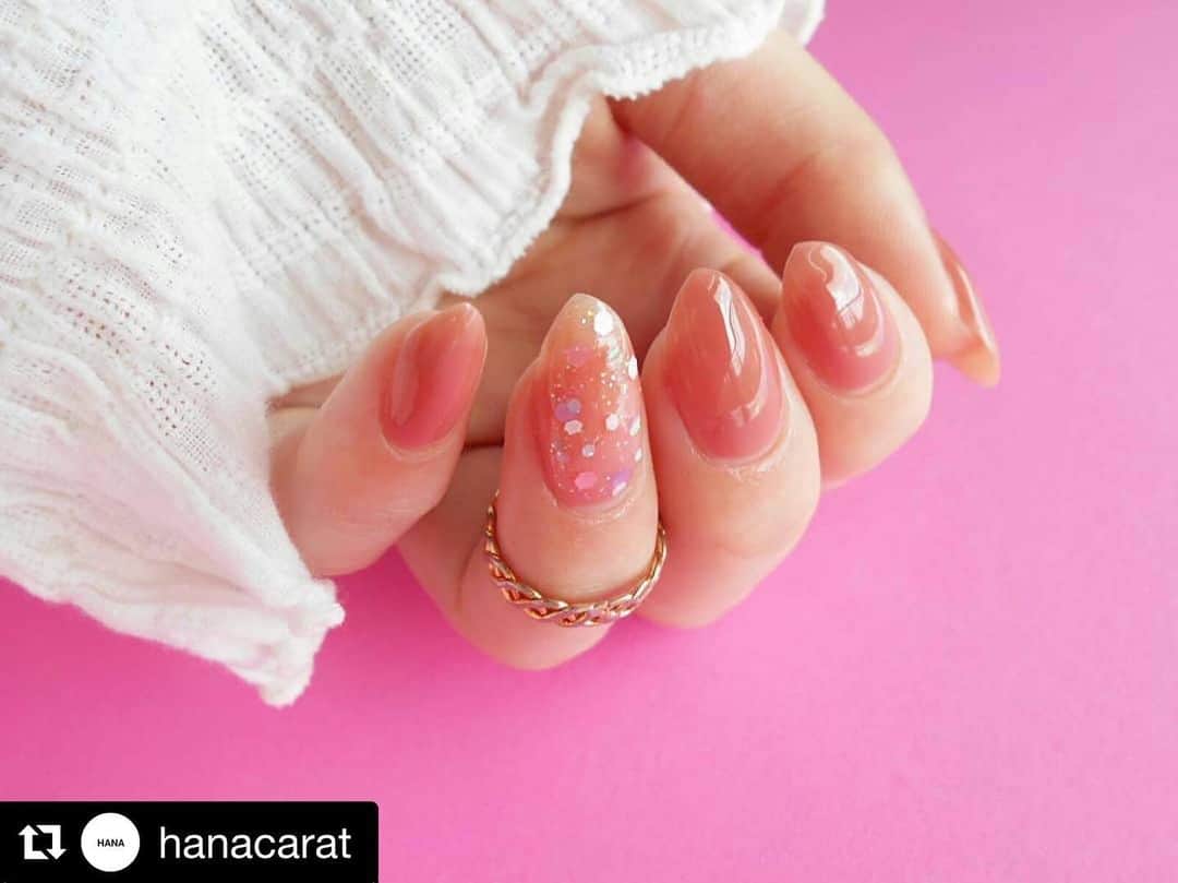 【PLANET NAIL（プラネット ネイル）】公式さんのインスタグラム写真 - (【PLANET NAIL（プラネット ネイル）】公式Instagram)「@hanacarat さん PLANET NAIL Basic Line PLB05 #真夜中のフリルシューズ を使用したネイルアレンジのご紹介ありがとうございます💅 ・ #Repost @hanacarat with @get_repost ・・・ ♥ . ピンクベージュの上に ホロポリのせています 組み合わせたら とっても可愛い . 使用ポリッシュ ◇Sugar Doll 04大人ピンクベージュ ◇PLANET 真夜中のフリルシューズ . . _________________________ @planet.jp @elizabeth_cosme1954 . . 💜💛💚💙❤💎 . . ♡♡♡♡♡♡♡ #planet_jp #SugerDoll #selfnail #nail #nails #mynail #instanail #nailphoto #nailart #nailpost #mery #locari #ELIZABETH #ELIZABETHCOSMETICS #ポリッシュ #プチプラポリッシュ #シュガードール #オールインワンネイル #マニキュア #コスメ #オフィスネイル #네일 #매니큐어 #셀프네일」6月17日 11時36分 - planet.jp