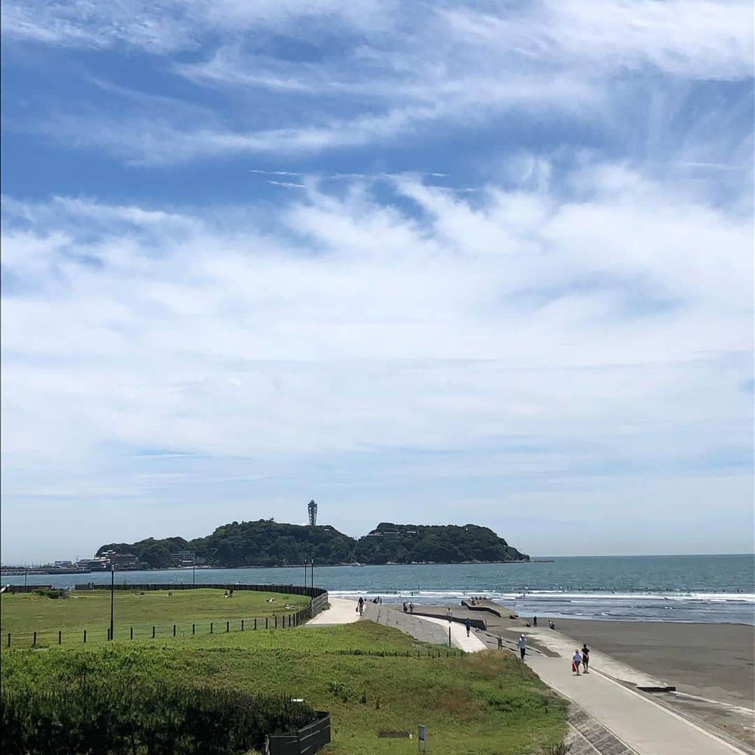 亘健太郎さんのインスタグラム写真 - (亘健太郎Instagram)「いい天気ですね〜。バイクも気持ちいいですね〜。﻿ ﻿ ﻿ http://www.surfingschool.jp/﻿ ﻿ #ホンコンサーフクラブ ﻿ #hongkongsurfclub ﻿ #サーフィン ﻿ #波乗り ﻿ #コーストライン ﻿ #coastline ﻿ #アメカジボーイズ ﻿ #amecajiboys ﻿ #アメカジ ﻿ #アメカジ散策 ﻿ #俺だってハーレー乗り ﻿ #harleydavidson ﻿ #flstn ﻿ #ソフテイルデラックス」6月17日 11時40分 - watarikentaro