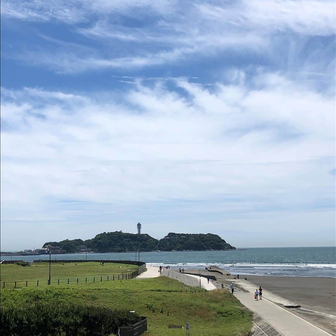 のインスタグラム：「いい天気ですね〜。バイクも気持ちいいですね〜。﻿ ﻿ ﻿ http://www.surfingschool.jp/﻿ ﻿ #ホンコンサーフクラブ ﻿ #hongkongsurfclub ﻿ #サーフィン ﻿ #波乗り ﻿ #コーストライン ﻿ #coastline ﻿ #アメカジボーイズ ﻿ #amecajiboys ﻿ #アメカジ ﻿ #アメカジ散策 ﻿ #俺だってハーレー乗り ﻿ #harleydavidson ﻿ #flstn ﻿ #ソフテイルデラックス」