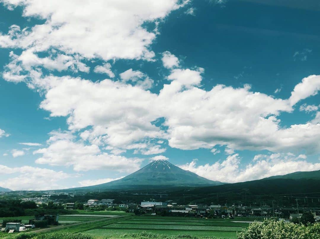 崎本ゆかりさんのインスタグラム写真 - (崎本ゆかりInstagram)「❁ 金曜は京都出張で そのまま実家に帰り束の間の家族時間。そして当日の昨日は実家から仕事に戻り 現場ではたくさんの先輩方におめでとうを言ってもらって…♡ 仕事後、夜お茶だと思ったらロウソク付いてきて♡わお𓀊 毎年誕生日は仕事でありがたい上に、たくさんの人からお祝いのメッセージを頂けて。 梅雨時期だけど傘の出番もなく、富士山も綺麗に見えて 良いスタート！ 今年もまた たくさんの方への感謝の気持ちが溢れ、とっても幸せな1日でした♡ お祝いして下さった皆様に 心からありがとう♡ . . #birthday#cafe#fireking#teatime#happy#bigsmile#latergram#mtfuji#beautifulday#special#thanks#memories  #誕生日#感謝の日#父の日#幸せ#夜お茶#ケーキ#特別#ファイヤーキング#アイス#大好きなピスタチオ#富士山#嬉しい#にんまり#ありがとう#🎂#6月生まれ#0616」6月17日 11時45分 - yukariiiin5