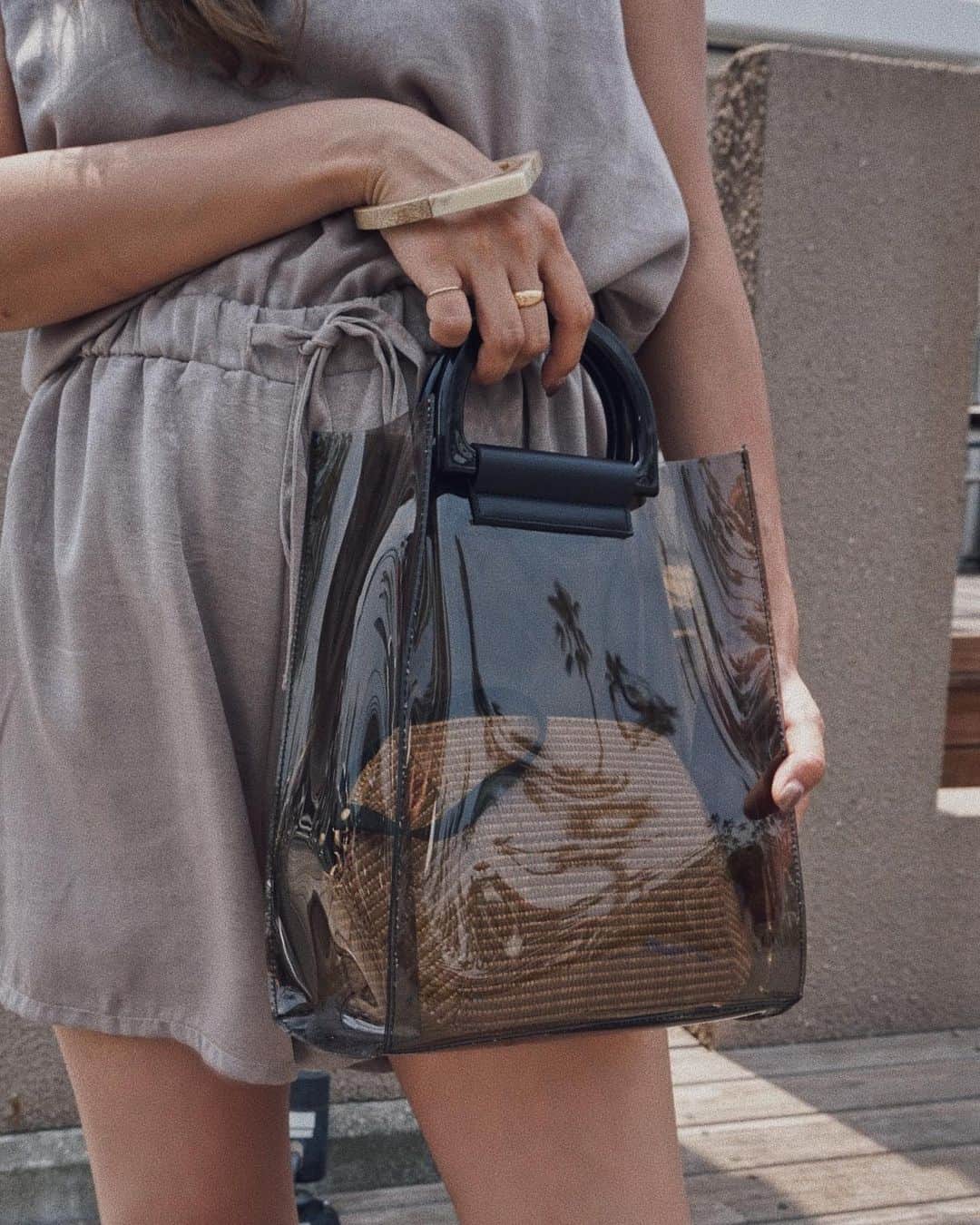 のインスタグラム：「SETで持つとさらにかわいい @trunc88_official  小物シリーズ🌴 ■ M/W Big Bangle ￥3,672 beige ■ Lavish in Bag ￥7,452 BLACK baginbagが透ける半透明が かわいいBAGと ウッド×マーブルがお洒落な バングルです❤︎ @trunc88_official  #trunc88」
