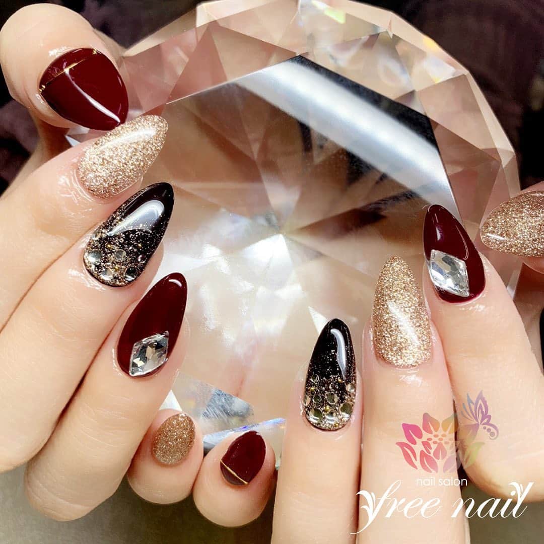 free nail フリーネイルのインスタグラム：「. お客様ネイル💅🏻🐝✨ . シックビューティー🌹✨ . 大人ネイル🖤❤️✨ . ご来店ありがとうございました🙇🏻‍♀️🙇🏻‍♀️🙇🏻‍♀️💗 . #ネイル #フリーネイル #ネイルアート #ジェルネイル #ネイルサロン #大阪ネイルサロン #ネイルデザイン #ネイルチェンジ #グリッターネイル #ラメネイル #ストーンネイル #ブラックネイル #ゴールドネイル #ボルドーネイル #デザインネイル #シンプルネイル #トレンドネイル #大人ネイル #美爪ネイル #モテネイル #夏ネイル #美甲 #日式美甲 #summernails #nailsart #nailsalon #nailsdid #newnails #newnail #freenail」