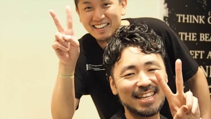 鮫島邦明のインスタグラム：「最近髪をばっさりイメチェンしました！！ イメチェンするドキドキ感お客様の気持ち再確認しました！ 今回は @_ecteee_ の @nakai_keisuke_hair 代表のとこへ オープン祝いも兼ねて行かせてもらいました！ ここはライフログという変わる瞬間を映像に抑えてくれる進化系サロン 仕上がったら動画もできてるって すごっ😳てなりました。 あんまり紹介したくないけど凄かった ので！おススメです！！ 心斎橋でサロン探されてる方は是非  ウチのサロンも心斎橋ありますが！ @anne.hair_  @_emuest_  こういう新たな感動よぶサービス 僕たちも作っていきたいですね @avance.cross_official も 負けずに感動できる 技術、接客、サービス を向上していきます！ #イメチェン#メンズ #メンズスタイル#パーマ #心斎橋美容室#ヒゲ#アルマーニ #ライフログ」