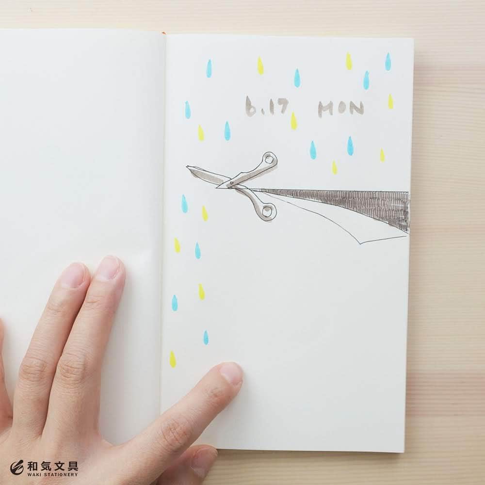 文房具の和気文具さんのインスタグラム写真 - (文房具の和気文具Instagram)「今回は梅雨の日記を書いてみました。 雨のしずくはブラッシュペンのペン先でペタッとスタンプのようにして描きました。 ・ 雨の日をチョキッと切ってしまう日記。 みなさんもぜひお試しくださいね。 ・ #手帳 #日記 #ノート #ラッションプチブラッシュ #MDノート #文房具 #文具 #diary #journal #notebook #stationery #和気文具」6月17日 12時01分 - wakibungu