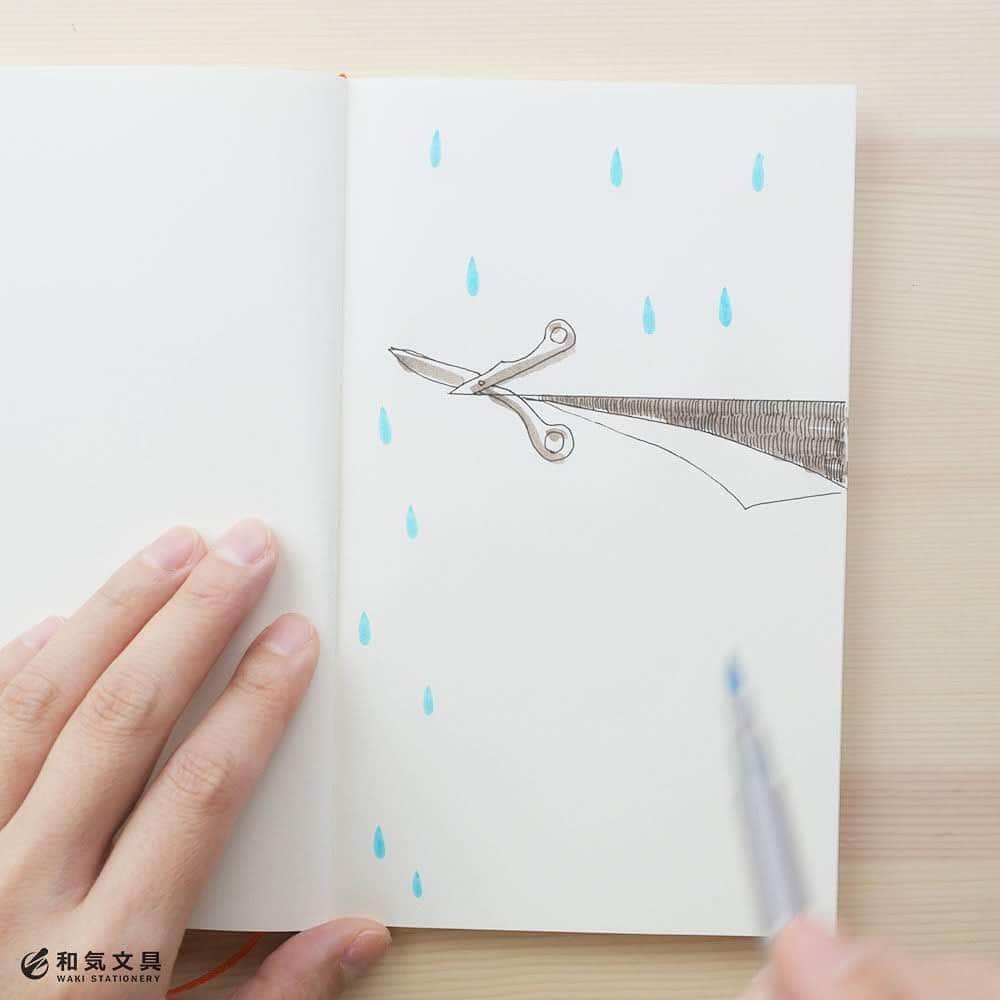 文房具の和気文具さんのインスタグラム写真 - (文房具の和気文具Instagram)「今回は梅雨の日記を書いてみました。 雨のしずくはブラッシュペンのペン先でペタッとスタンプのようにして描きました。 ・ 雨の日をチョキッと切ってしまう日記。 みなさんもぜひお試しくださいね。 ・ #手帳 #日記 #ノート #ラッションプチブラッシュ #MDノート #文房具 #文具 #diary #journal #notebook #stationery #和気文具」6月17日 12時01分 - wakibungu