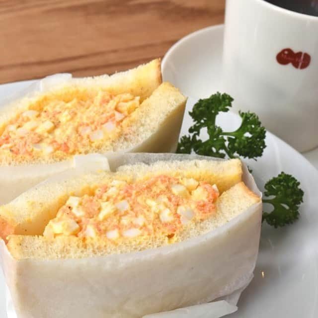 のインスタグラム：「『マメヒコ』の「エッグサンド」は、卵とほぼ同量のニンジンの酢漬けが入っていることで、たっぷりと卵を使用していながらもあっさりと食べられるのがポイント。 味付けに使用される自家製マヨネーズも、食べ終わった後の満足感はしっかりと感じながらも、重たくなりすぎないよう工夫を凝らし作られているという。 #東京カレンダー #東カレ #tokyocalendar #lunch #sandwich #タマゴサンド #渋谷 #カフエマメヒコ #マメヒコ #エッグサンド」
