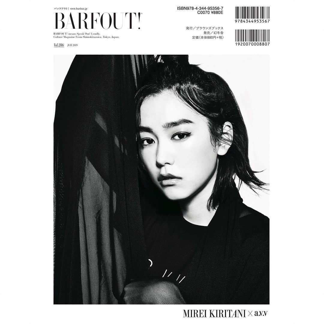 Barfout!さんのインスタグラム写真 - (Barfout!Instagram)「6/19発売の #BARFOUT! #バァフアウト! 7月号のバックカバーは、 #桐谷美玲 さん。a.v.vのTシャツを着たクールな眼差しが新鮮です。フォトグラファー中野敬久さん（祝20th！）の写真はやっぱりカッコいいです。中ページは、カラーとモノクロあわせ、計8p！　a.v.vの店頭でも大きく打ち出していますので、ぜひチェックしてみてください。こちら、動画も制作させていただいています。続報は追って！（堂前）﻿ ﻿ 撮影 / 中野敬久﻿ スタイリング / TOSHIO TAKEDA（MILD）﻿ ヘア＆メイクアップ / YUKARI YAMAMOTO﻿ ﻿ #自分をもっと好きになる服﻿ #avv﻿ #mireikiritani﻿ #actress﻿ #fashion﻿ #model﻿ #magazine ﻿ #printmagazine ﻿ #publishing﻿ #photography ﻿ #photo﻿ #photographer﻿ #instaphoto ﻿ #instapic﻿ #photostagram﻿ #portrait﻿ ﻿ ﻿」6月17日 12時03分 - barfout_magazine_tokyo