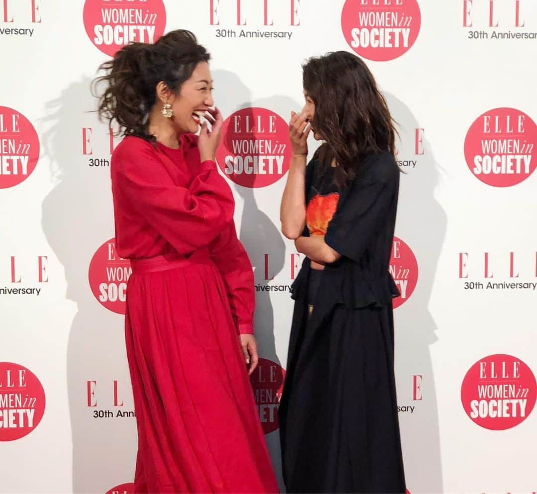 内山理名さんのインスタグラム写真 - (内山理名Instagram)「🧘‍♀️✨ ・ ELLE WOMEN in SOCIETY 会場は クリスタルボウル演奏の浄化と癒しで心をほぐしながら  自然・大地を感じて頂きたく 溶岩や海の動画で 力強い空間を作って頂きました。 ・ RAURAさん とても神秘的な音を奏で 普段は弾ける笑顔の素敵な方です。 クリスタルボウル生演奏は ぜひ一度身体で感じて頂きたいですね。 ・ 感謝を込めて…🌕 @ellejapan」6月17日 12時10分 - rinauchiyama_official