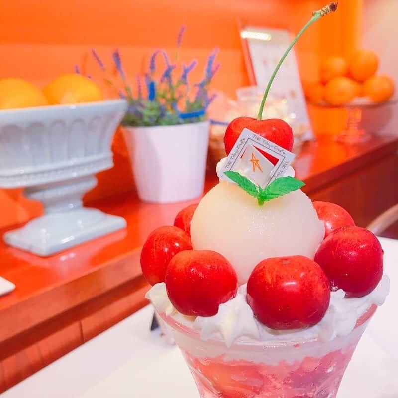 CHOCOさんのインスタグラム写真 - (CHOCOInstagram)「🍒🍦🍒🍦🍒🍦🍒🍦🍒 . #フレッシュなフルーツが楽しめるフルーツ専門店🍒💖 . 今が旬のさくらんぼのパフェをオーダー😍 コーデもさくらんぼをイメージしてみたよ🙈💕 . . #thetokyofruits #ザ東京フルーツ #さくらんぼのパフェ #自由が丘 #linefriends #withCHOCO」6月17日 12時10分 - this_is_choco