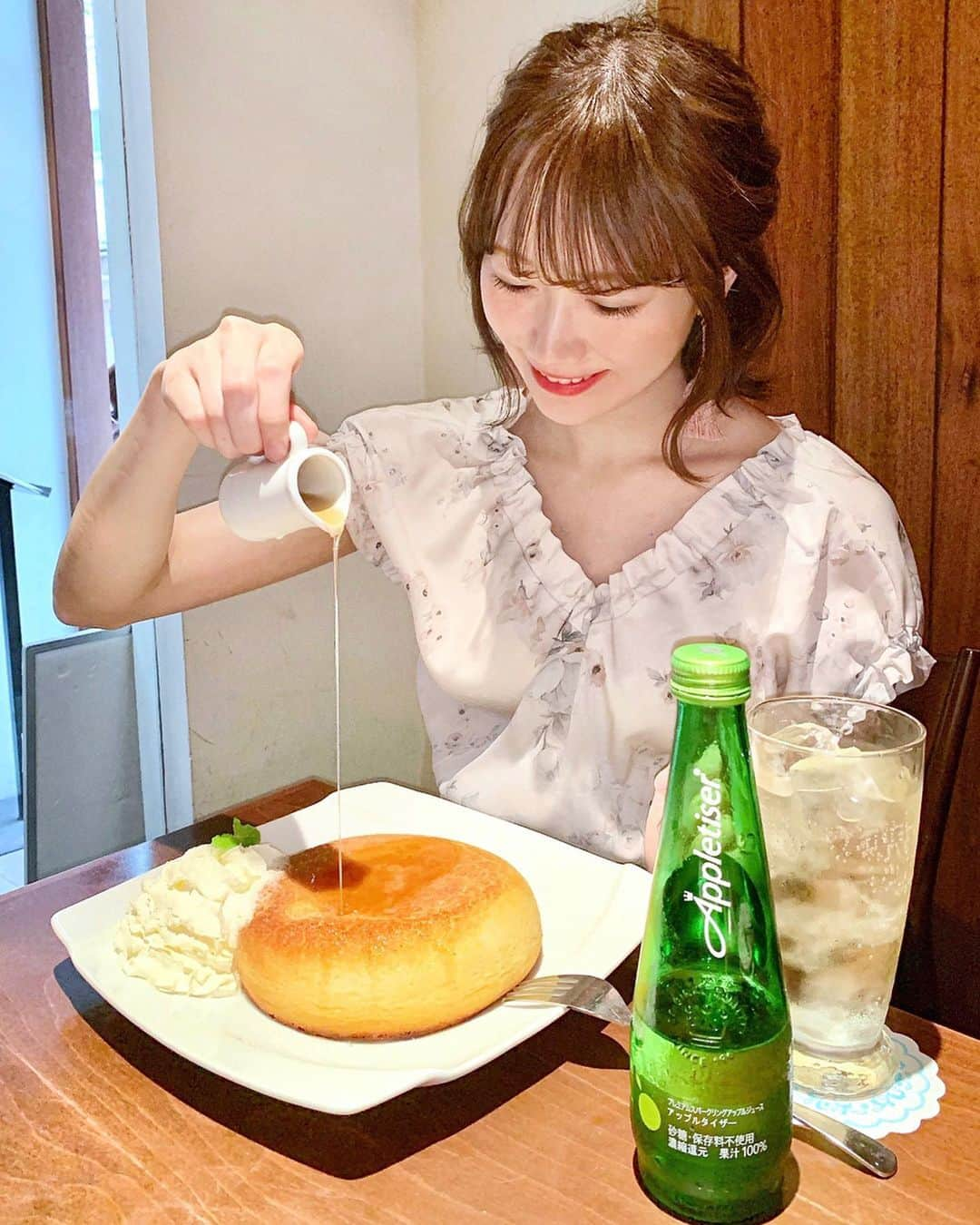 佐藤瀬奈さんのインスタグラム写真 - (佐藤瀬奈Instagram)「大人気の石窯焼ホットケーキを食べに 神保町の《石窯 bake bread 茶房 TAM TAM》へ🥞❤️⠀ ⠀ このボリューム！分厚さ！たまらなすぎる😍 絵本に出てきそうな見た目だよね❣️⠀ ⠀ 外側はカリッと中はしっとりで美味しすぎた…🤤❤️ 焼き目のザクザクした食感はクセになりそう😳！⠀ ⠀ ふわふわのクリームとメープルシロップをかけて食べるともう止まらなくて、ペロっと食べちゃいました🙏✨⠀ ⠀⠀ アップルタイザーのシュワシュワ感が口の中をスッキリさせてくれるから、エンドレスに食べられそうだったよ🤣 暑い日のアップルタイザーはやはり最高だ…😎❤️⠀⠀ ⠀ フレンチトーストも美味しそうだったから 次行った時食べたいなぁ🤤⠀ ⠀ ⠀ ♡石窯 bake bread 茶房 TAM TAM♡ ☎︎03-3295-4787 ・ ・ ・ #アップルタイザー#アップルタイザーカフェ部 #砂糖不使用 #ノンアルコール #カフェ巡り#カフェ#カフェ好きな人と繋がりたい#カフェスタグラム#東京カフェ#カフェ散歩#せぷグルメ#パンケーキ#tamtam#石窯bakebread茶房tamtam」6月17日 12時12分 - senapuu