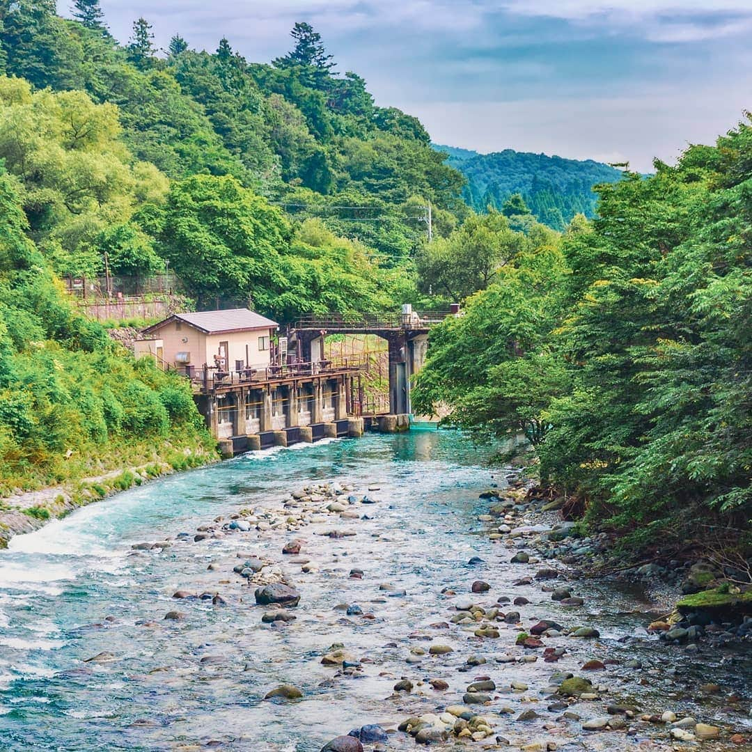 レンズアップルさんのインスタグラム写真 - (レンズアップルInstagram)「.⁣⁣⁣⁣ 🎐夏目前！涼しい川のイチオシスポットをご紹介🎐⁣⁣ ⁣⁣⁣ 栃木県と茨城県を流れる一級河川である⁣鬼怒川。⁣ 全長は176.7km。⁣ #鬼怒川温泉 の略称でも有名です♨⁣ ⁣⁣⁣ 📌鬼怒川⁣⁣ 住所： 栃木県日光市鬼怒川温泉滝 付近⁣ ⁣⁣⁣ ⁣⁣⁣ #観光 #インスタ映え #鬼怒川 #栃木 #旅行 #温泉 #栃木旅行 #北関東 #japan #初夏 #レンズ越しの私の世界 #旅行好きな人と繋がりたい #国内旅行 #女子旅 #女子旅行 #旅女子 #旅好き女子 #triptojapan #パレンテ #レンズアップル #WAVE #コンタクトレンズ #コンタクト #コンタクトデビュー #カラコン #カラコンレポ #レンズアップル大宮店 #レンズアップル千葉店 #beautifulview」6月17日 12時18分 - lensapple