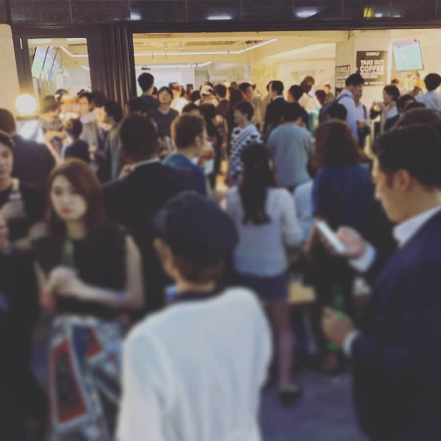 石川直宏さんのインスタグラム写真 - (石川直宏Instagram)「渋谷にオープンした #DAZNCIRCLE のオープニングイベントへ♪賑わってました！！ 昼間はカフェ、夜はバー。コーヒーやビール、話題のグルメを楽しみながらスポーツを観戦📣✨ 様々な形態で自由に貸切も可能です！ 新たなスポーツカルチャーの創造・発信拠点に👍 . #DAZN #EVERYDAYLIFEWITHSPORTS #スポーツのある日常 #渋谷 #Shibuya #fctokyoclubcommunicator  #FC東京クラブコミュニケーター #CC」6月17日 12時20分 - sgss.18