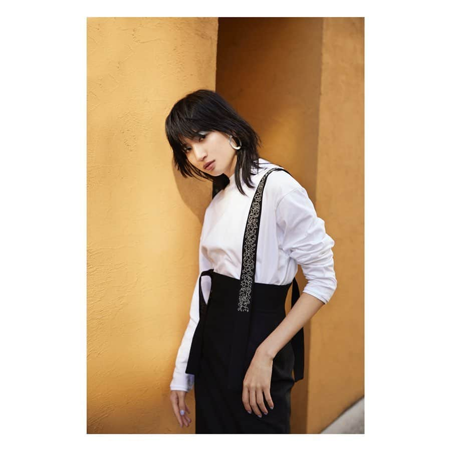 CIROI CIROI × MINETV VOL.1 ONAIRのインスタグラム：「【STYLE】 ＿＿＿＿＿＿＿＿＿＿＿＿＿＿＿＿＿＿＿＿＿＿＿＿＿ Tops: Star bottle neck cut and sewn  Color: white/black Price: ¥13,000+tax⇨¥7,800+tax . Skirt: High-waist 2way straight skirt  Color: beige/black Price: ¥25,000+tax⇨¥16,250+tax ￣￣￣￣￣￣￣￣￣￣￣￣￣￣￣￣￣￣￣￣￣￣￣￣￣ . Tops. 後ろ下がりを大きくとった抜け感のあるカットソー。メンズライクでデイリーに着用しやすいサイズ感に仕上げました。ボトルネックの襟幅を大きく取っているので、ネックの立ち上がりが綺麗です。星の刺繍はよく見ると星3.5になっています。ご好評いただいておりますが、これからもまだまだ精進し行きますという意味を込めて。 . Skirt. クラシカルなハイウエストのストレートスカートに、オリジナル柄刺繍を施したベルト付きのサスペンダースカート。刺繍は中国の剪絵を落とし込み、ラメ糸で華やかな印象にしています。サスペンダーを取り外した時に、スカート本 体にはボタンが残らないようにデザインしているので、シンプルなスカートとしてもお使いいただけます。センターバックにプリーツを施し、動くほどにさりげなく見えるデザインにしています。 . #CIROI」