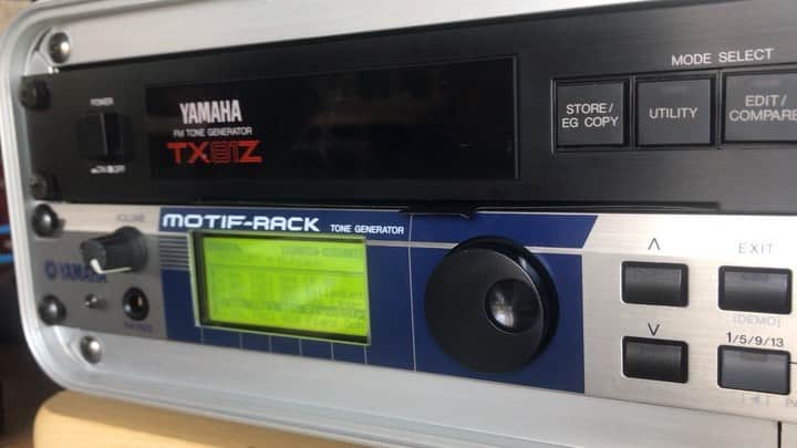 モリシーのインスタグラム：「#TX81Z #MOTIFRACK 突然ウチにやってきた。 時代を感じるいい音。 MOTIFは悩まずEDITも楽チンだからレギュラー確定。」