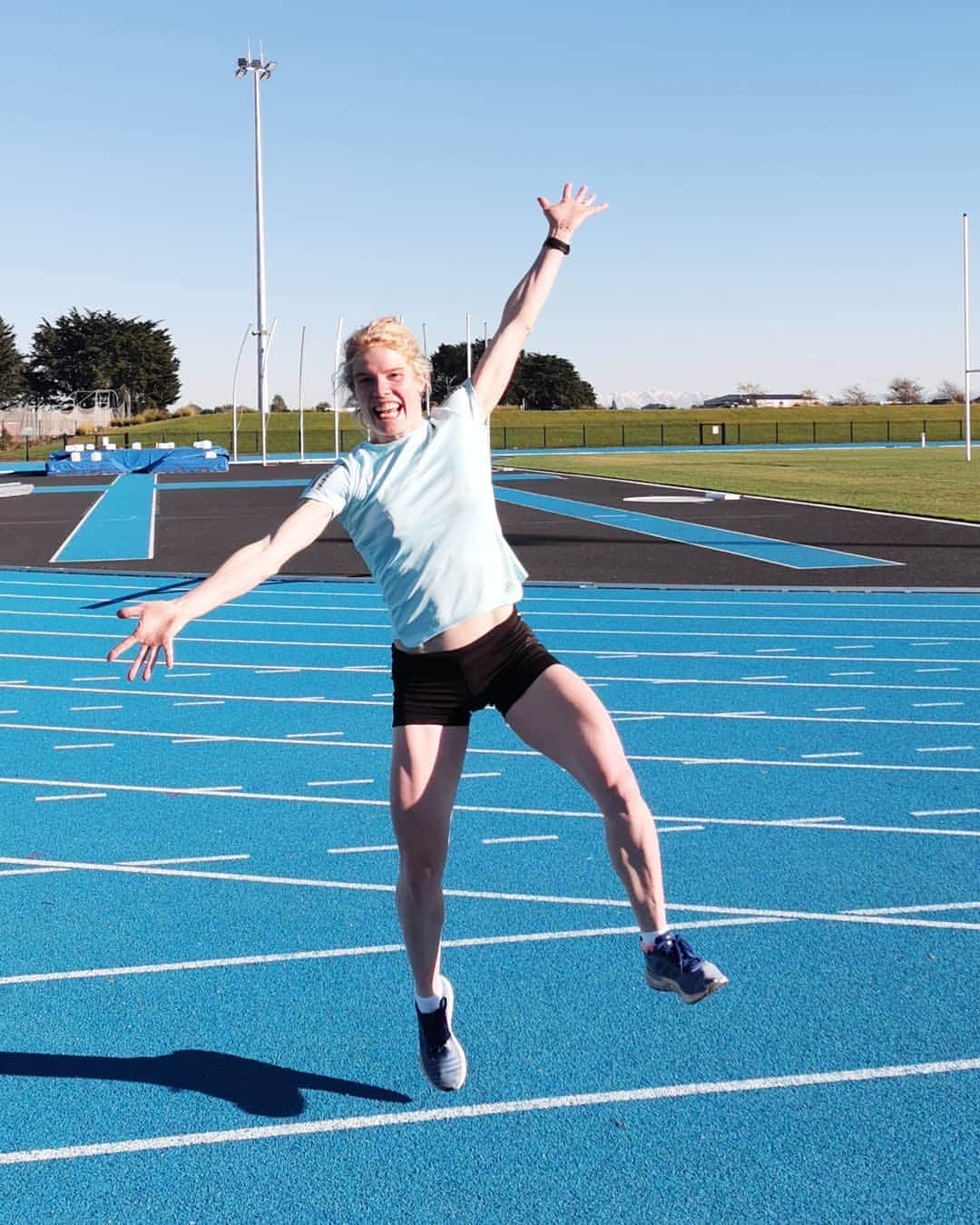 アンジェラ・ペティさんのインスタグラム写真 - (アンジェラ・ペティInstagram)「Beautiful morning for a track session this morning! Really excited for Oceania Champs in Townsville next week🏃 . .  Was awesome to commentate/interview at the New Zealand Secondary School cross country Champs on Saturday and really looking forward to cheering on the young speedstars at the Canterbury Schools Cross County this Wednesday!」6月17日 12時27分 - angie_run800m