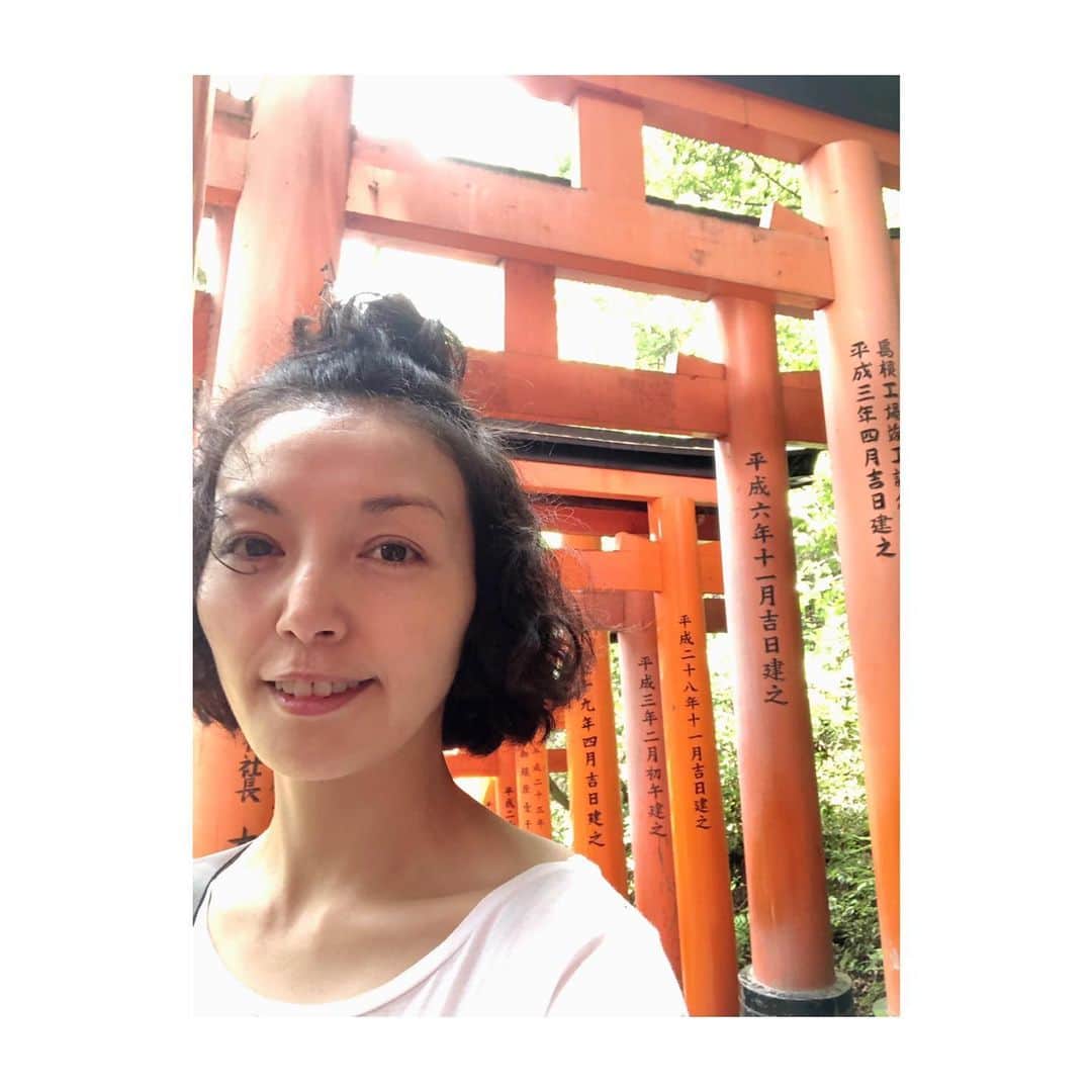 笹峯愛さんのインスタグラム写真 - (笹峯愛Instagram)「三浦家京都家族旅行。  京都の街中に宿泊し街を満喫。 雨を抜けて、金閣寺を満喫。 程よい気候で伏見稲荷を満喫。  満喫三昧の2日間でした←寿司ざんまい並みに。  いやぁ、しかし 凄い人だった、京都。  海外からの観光客の方も 修学旅行生も、どこもかしこも 観光地、まぁ、賑やか。  デデは「なに、お祭り？」と言っておりました。  だから風情が無いのかと言えば そうではなくて  そこに暮らす人々の生活から 京都の風情をたくさん感じる事ができました。  あちこちの路地 昔ながらの店舗  何気ない日常が、やはり京都。  デデも お豆腐屋さんの前で、立ち止まり ご主人の作業を数分見つめる時間があったりしました。  慌ただしかったけれど、充実の家族旅行でした。  いつもお世話になりっぱなしの 嫁ですが この2日間も相変わらずで 良くしてくださる家族に感謝です。  それにしても、子供達の成長よ。 一年ぶりに会うと みんな大きくなっていて驚く←当たり前なんだけど。  また、1年それぞれ元気に過ごして 来年会えるように頑張ります。  さ、今日は もたい村、通し稽古。  行ってきますー。」6月17日 12時27分 - mineco.m