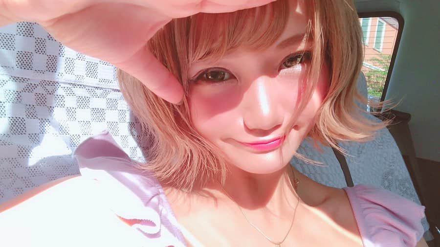 みもれもんさんのインスタグラム写真 - (みもれもんInstagram)「昔から大好きな 姉ahehaの撮影へ📷🌈🏝 4年ぶりくらい🌺🌺 8/7日発売みたいです📗 この時のコンタクトは (@lanicon.karakon )だよ✨  @aneageha ・ ・ #姉aheha #撮影 #雑誌 #みもれ #やついフェス #渋谷 #歌舞伎町  #金髪ショート #make #fashion #ageha #Lanicon #ラニコン #カラコン #ブラウン#送料無料 #1年」6月17日 12時28分 - mimore_mon0929