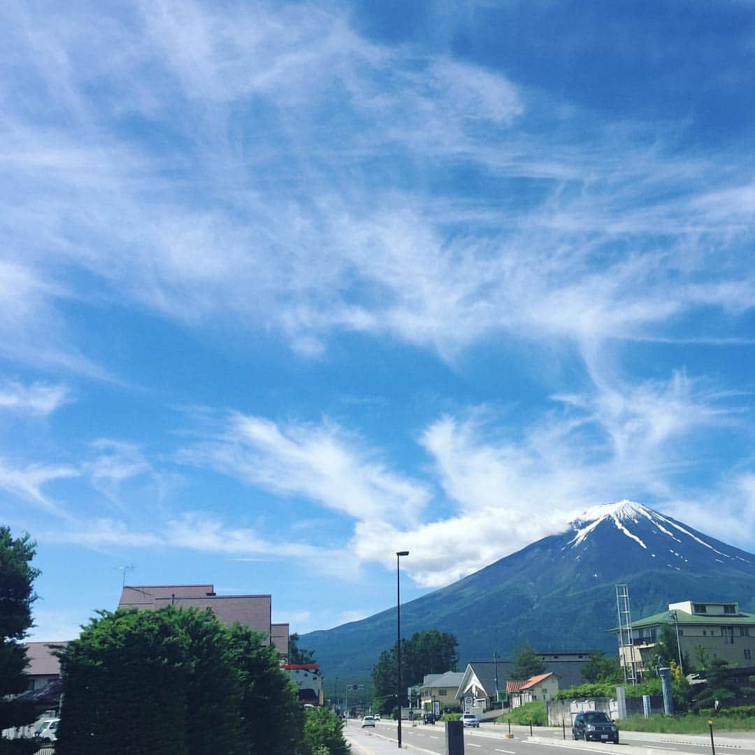 ほうとう 富士の茶屋のインスタグラム：「こんにちは、富士の茶屋です🗻 ・ 今日は梅雨中の晴天で少し雪垂れした富士山も綺麗に見えます👍✨ 薄雲も動きがあって空を賑やかしてくれています😊  #ほうとう#富士の茶屋#富士山#🗻#河口湖」
