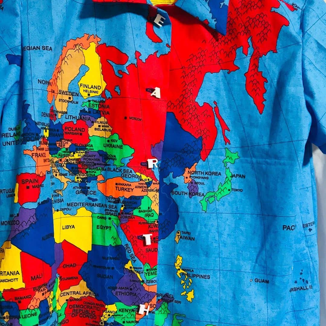 中村涼子さんのインスタグラム写真 - (中村涼子Instagram)「布でできた世界地図を見つけたので、 セットアップを作ってみました🙋‍♂️ ボタンも地球🌏 出会った際は 俺の国ココ〜って指してくださいませ👈 #手作り服」6月17日 12時49分 - nakamuraryoko56