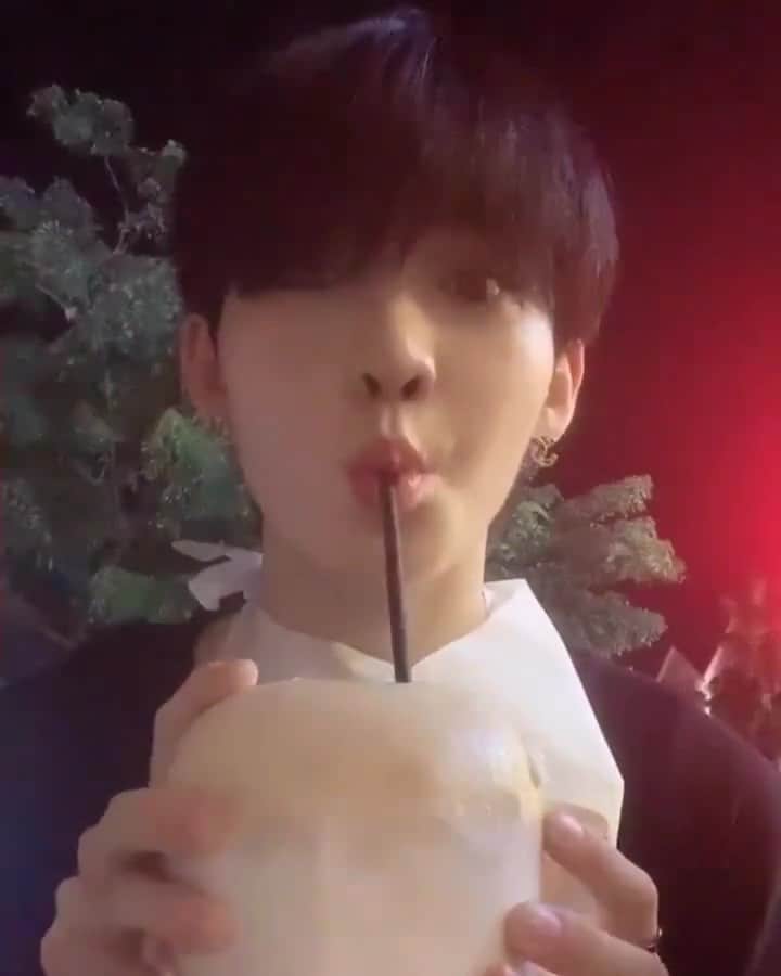 のインスタグラム：「Awww happy baby 🥺 🥥  _ _ _ _ 190617 We_The_Boyz Twitter Update 《 #theboyz#더보이즈#활#hwall#heohyunjoon #hyunjoon #theboyzhwall#tbz#hwalltheboyz#허현준 》」