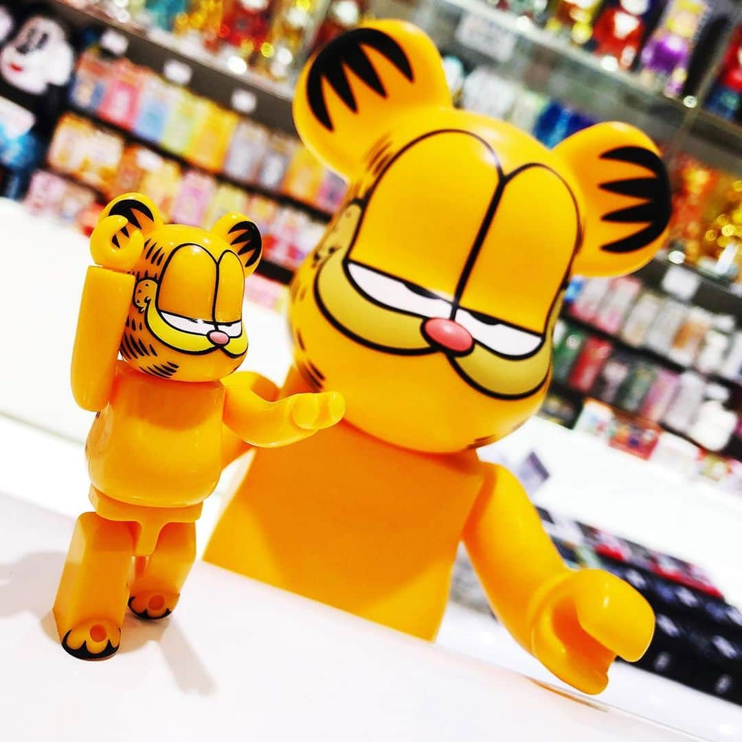 MEDICOM TOYさんのインスタグラム写真 - (MEDICOM TOYInstagram)「🐱🐱 © Paws. All Rights Reserved.  #garfield #ガーフィールド #cat #猫 #bearbrick #ベアブリック #medicomtoy #メディコムトイ」6月17日 12時47分 - medicom_toy