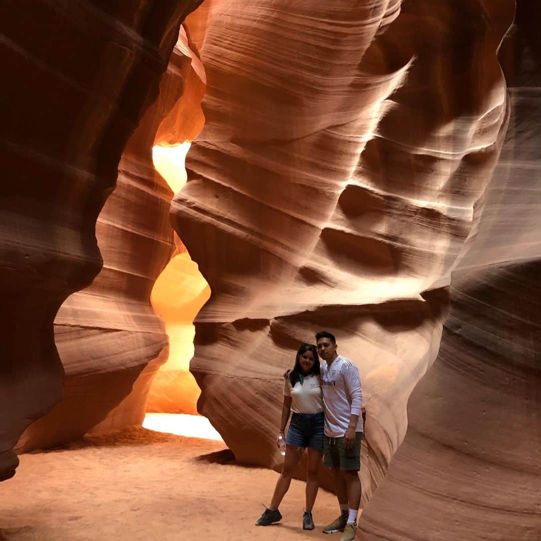 レスリー＝アン・ハフさんのインスタグラム写真 - (レスリー＝アン・ハフInstagram)「I don’t think I’ll ever recover from the beauty of the Slot Canyons in Antelope Canyon, Navajo Nation . 📸 by our awesome guide @_raymondmchee We were so lucky to be guided by him in these caves. Check out his insta for some breathtaking photography!」6月17日 4時03分 - leslieannehuff