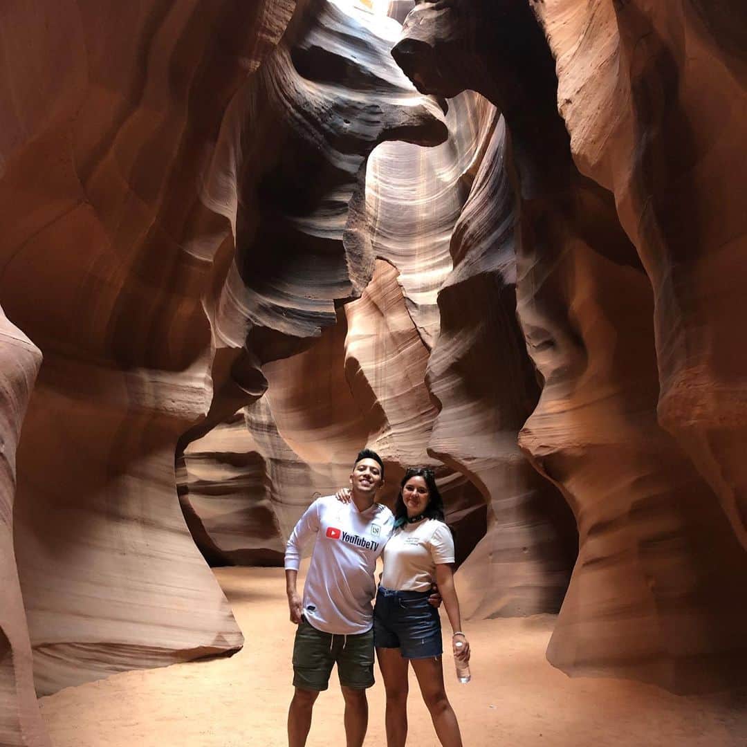 レスリー＝アン・ハフさんのインスタグラム写真 - (レスリー＝アン・ハフInstagram)「I don’t think I’ll ever recover from the beauty of the Slot Canyons in Antelope Canyon, Navajo Nation . 📸 by our awesome guide @_raymondmchee We were so lucky to be guided by him in these caves. Check out his insta for some breathtaking photography!」6月17日 4時03分 - leslieannehuff