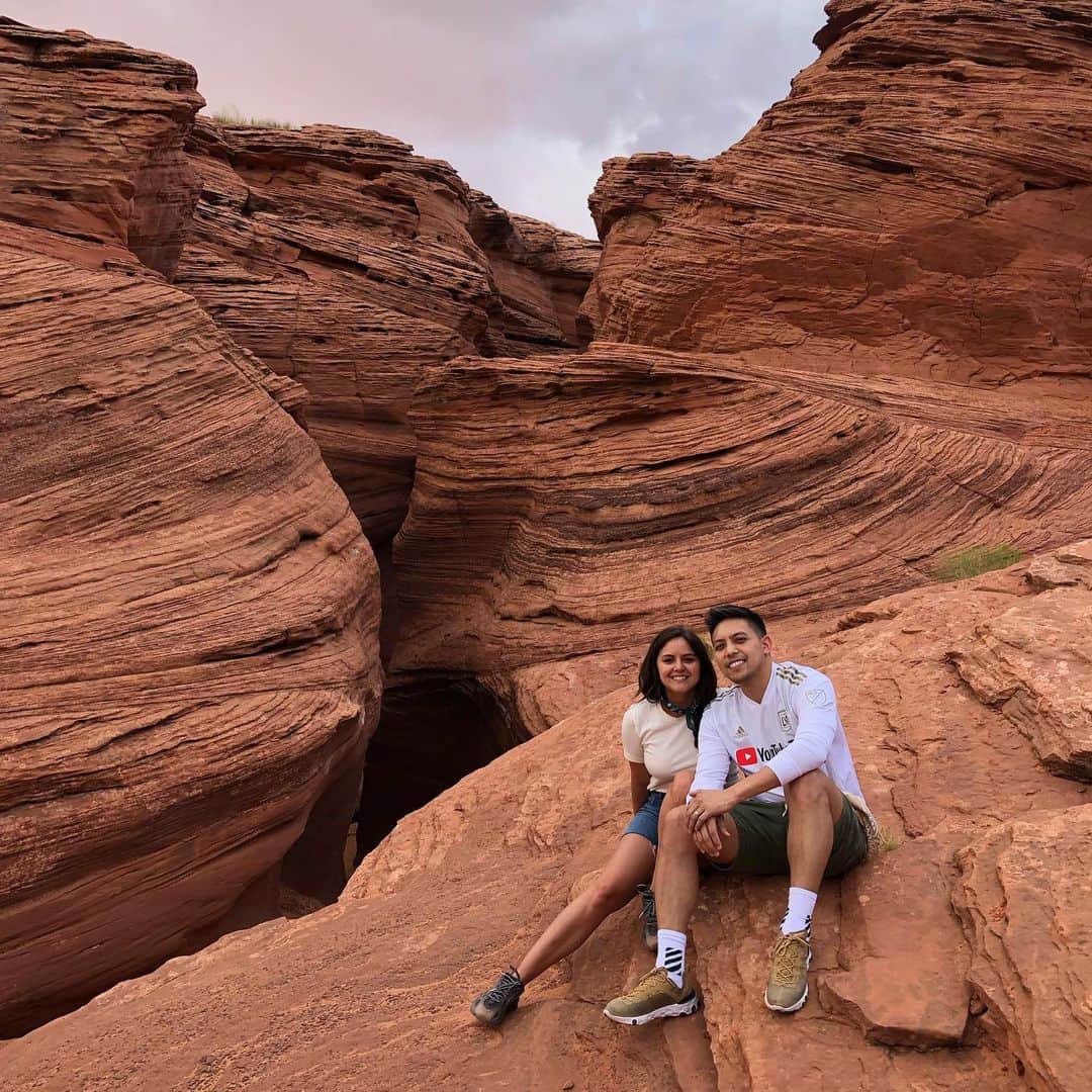 レスリー＝アン・ハフさんのインスタグラム写真 - (レスリー＝アン・ハフInstagram)「I don’t think I’ll ever recover from the beauty of the Slot Canyons in Antelope Canyon, Navajo Nation . 📸 by our awesome guide @_raymondmchee We were so lucky to be guided by him in these caves. Check out his insta for some breathtaking photography!」6月17日 4時03分 - leslieannehuff