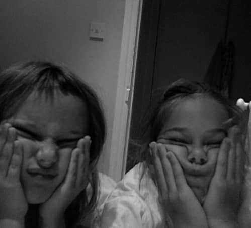 キャサリン・ライオンズのインスタグラム：「Get yourself a sister that hated their fringe as much as 5 year old Anna did ✂️」