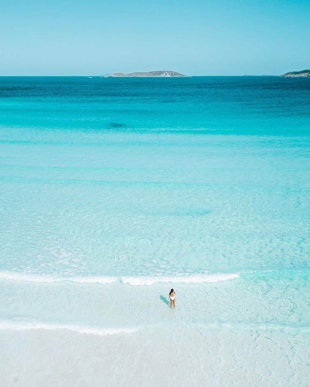 Australiaさんのインスタグラム写真 - (AustraliaInstagram)「We certainly don’t mind these Monday blues from @westernaustralia 💙 @_kassielee spent the day with “nothing but sunshine, sand and the sea” at @australiasgoldenoutback’s #WhartonBeach, which sounds simply divine. This white sand #beach inside #CapeLeGrandNationalPark is only an hour’s drive from #Esperance, and the sand is so fine that it squeaks when you walk on it! Bring a surfboard as it’s one of the most popular surfing spots in the region, and keep an eye out for the pod of dolphins that frequently join surfers in the waves.  #seeaustralia #justanotherdayinwa #goldenoutback #nature #thegreatoutdoors」6月17日 4時00分 - australia
