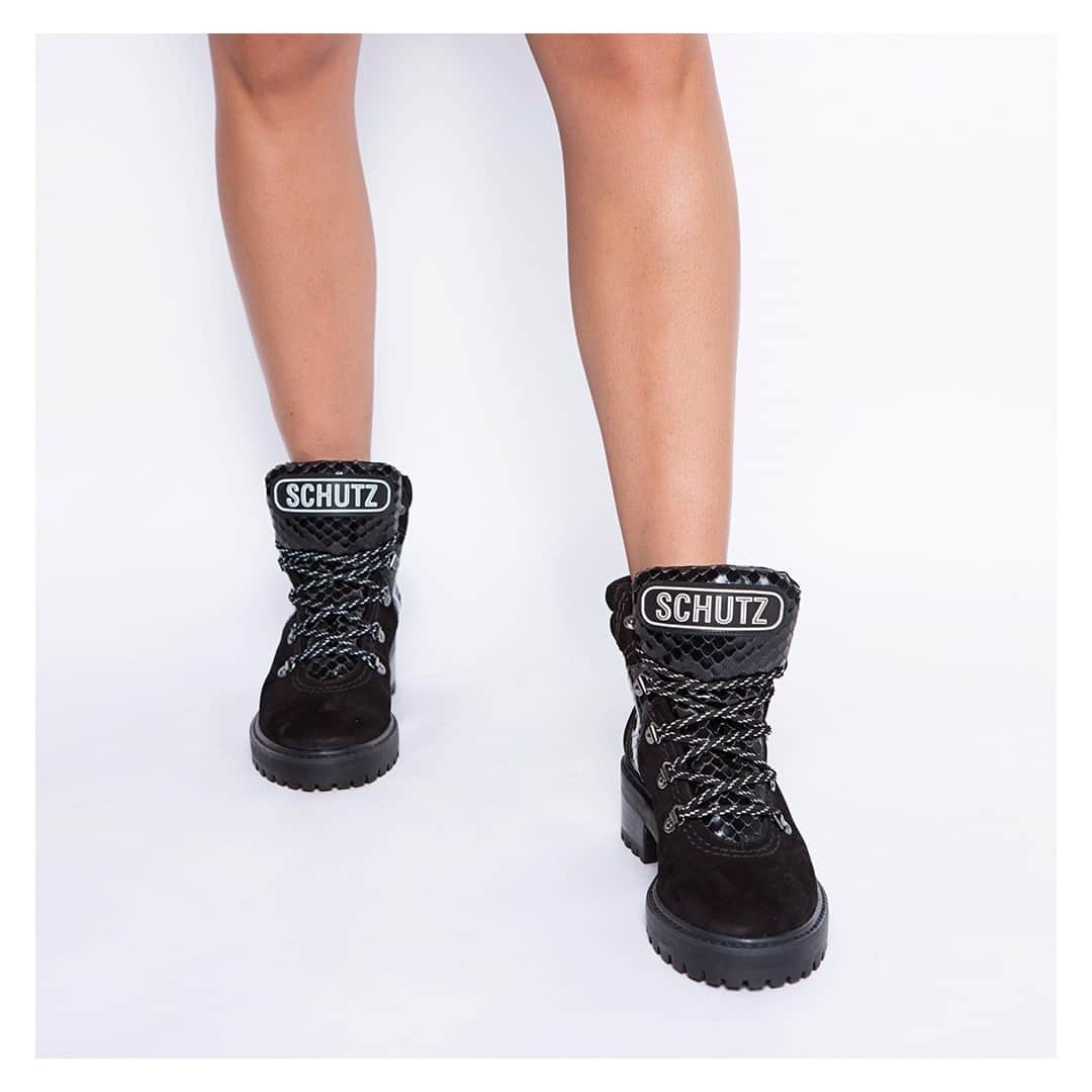 Schutzのインスタグラム：「Powerfull boots, powerfull SCHUTZ 🖤⚡」