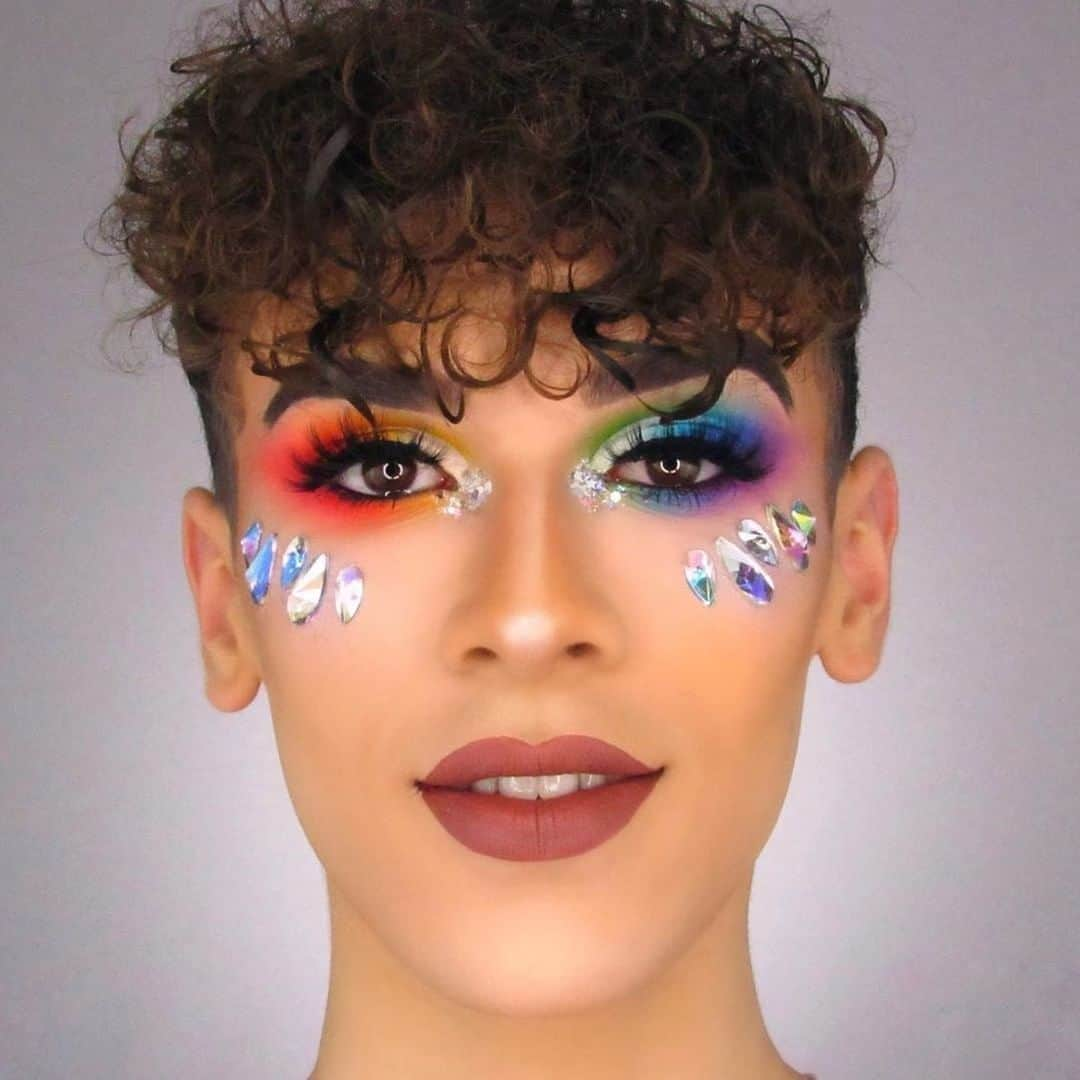 セフォラさんのインスタグラム写真 - (セフォラInstagram)「On ADORE ce makeup coloré by @insah_hasni et vous ? ❤️💛💚💙 Postez vos makeup #PrideMonth avec le hashtag #SephoraFrance pour être reposté! 🌈❤️ #regram #LoveIsLove #LoveWins #RainbowMakeup #BeProud #sephorafrance」6月17日 4時01分 - sephorafrance