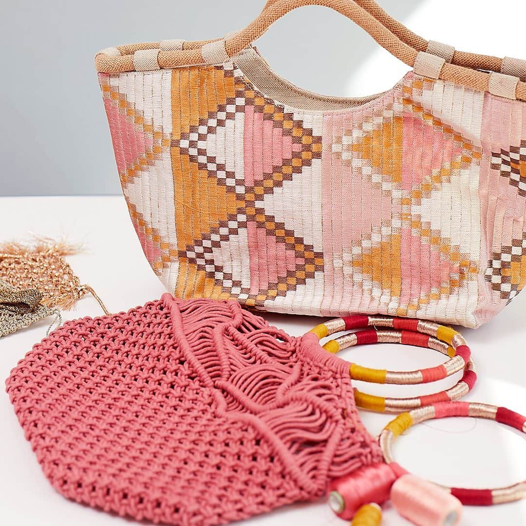 アクセサライズのインスタグラム：「Versatile enough for both the beach and the city streets, the artful pieces from the Goa Sunset range comprises woven totes, handheld designs and cross-body classics in new and unexpected colour combinations, from warm pinks and sunset oranges to sun-catching golds.  Tap the link in the bio for more Design Stories on the blog now.  #Accessorize #DesignStories」