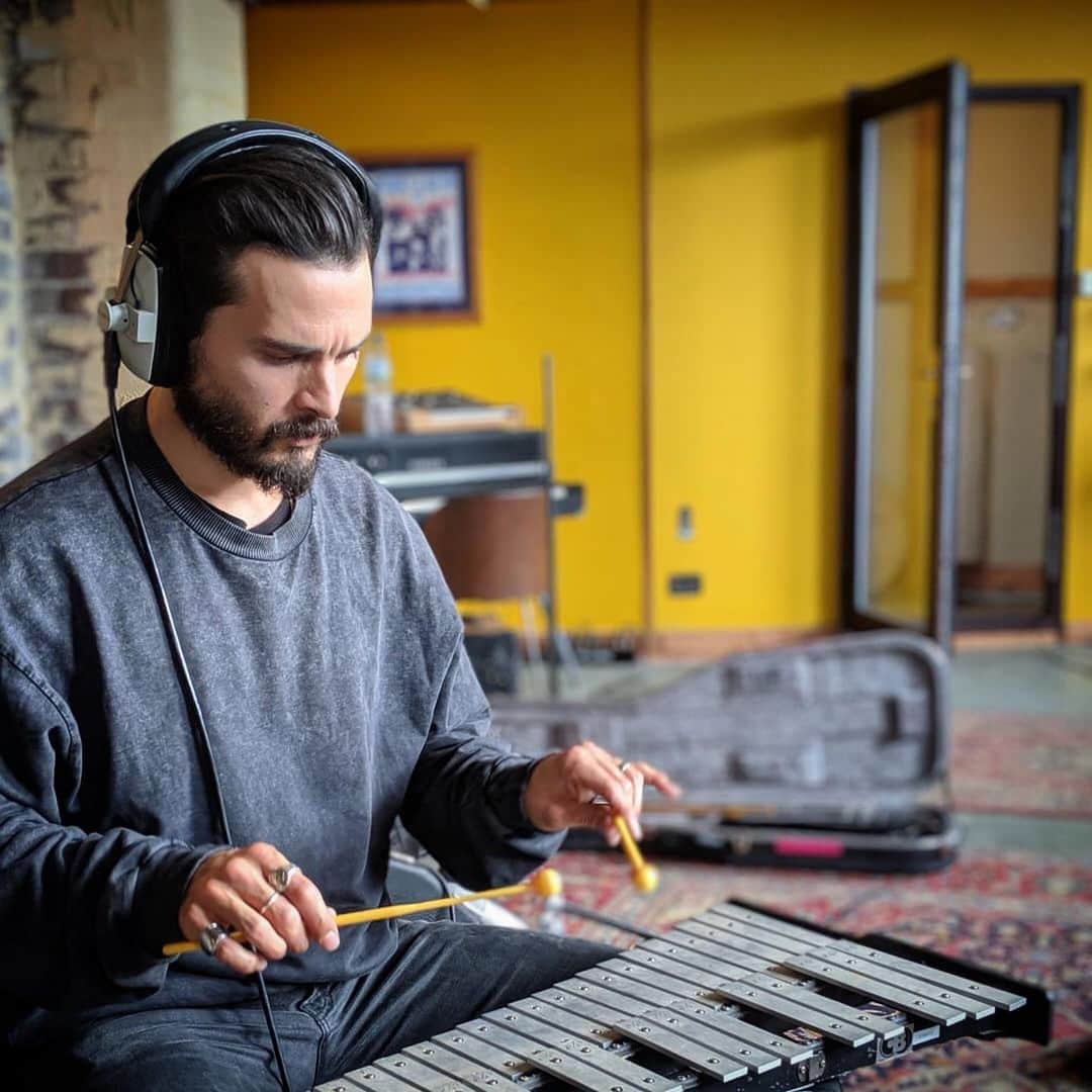 マイケル・マラーキーのインスタグラム：「Day Three done on the new record! Everything sounding 🍑y. I have a stern concentration face. ・・・ #Repost @davidcglover ・・・ ⚡Glock n Roll⚡ @mkmalarkey providing them doom metal glockenspiels for album 2.」