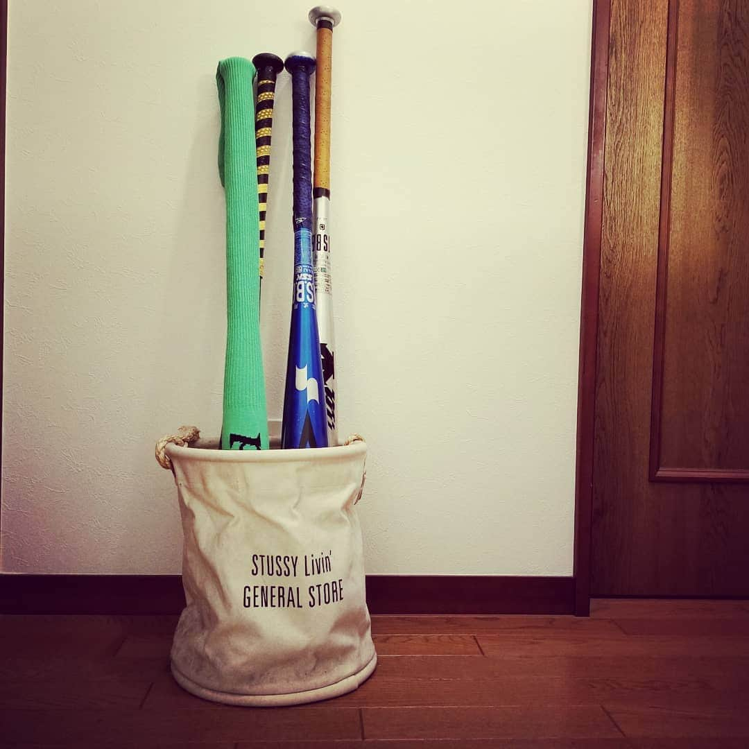 山下晃和さんのインスタグラム写真 - (山下晃和Instagram)「【BASEBALL】野球用のバットを収納する場所って困りますよね  なんせ、長い。 そこそこ重い。そしてコンポジット（複合素材）になるとかなりデリケート  なので、 STUSSYのバケツバッグに入れています  次に欲しいバットはSSKのライズアーチ193  定価43,200円という目ん玉が飛び出る価格がなおさら良い  #SSK金子誠モデル #SSKハンターマックス #デサント #ミズノ #ビヨンドマックス #ハンターマックスだけはハイゴールドのニットカバーに入れています #baseball #outfielder #草野球 #草野球人応援」6月17日 4時03分 - travel_akikazoo