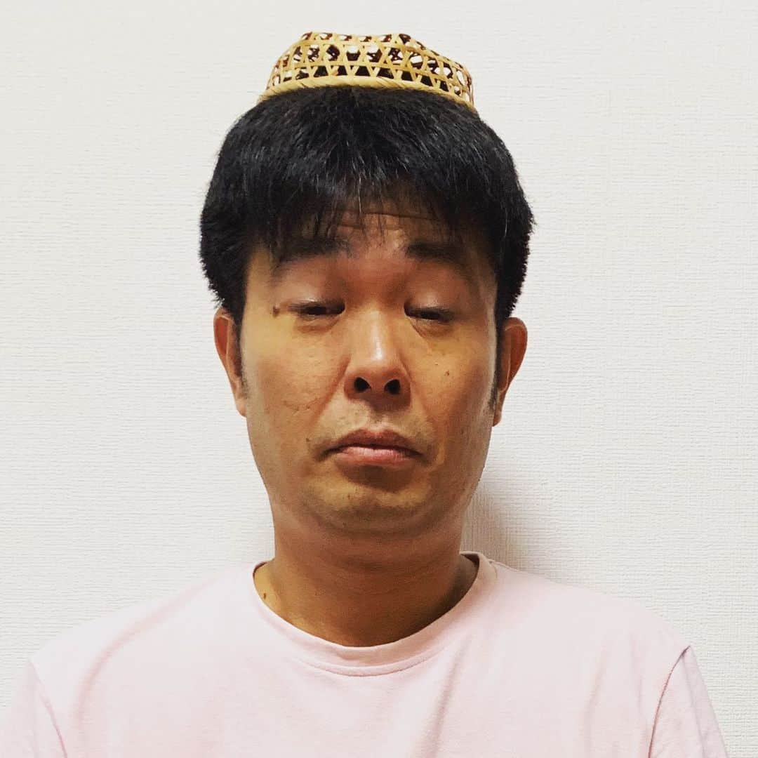 西川晃啓さんのインスタグラム写真 - (西川晃啓Instagram)「気絶ギャグ  何も思いつかずとりあえず頭に乗せて気絶  #あるある探検隊#レギュラー#気絶#気絶の日々#ギャグ#カゴ#モノボケ#何も#出ない#驚愕#シンプル#顔芸」6月17日 4時03分 - kizetu