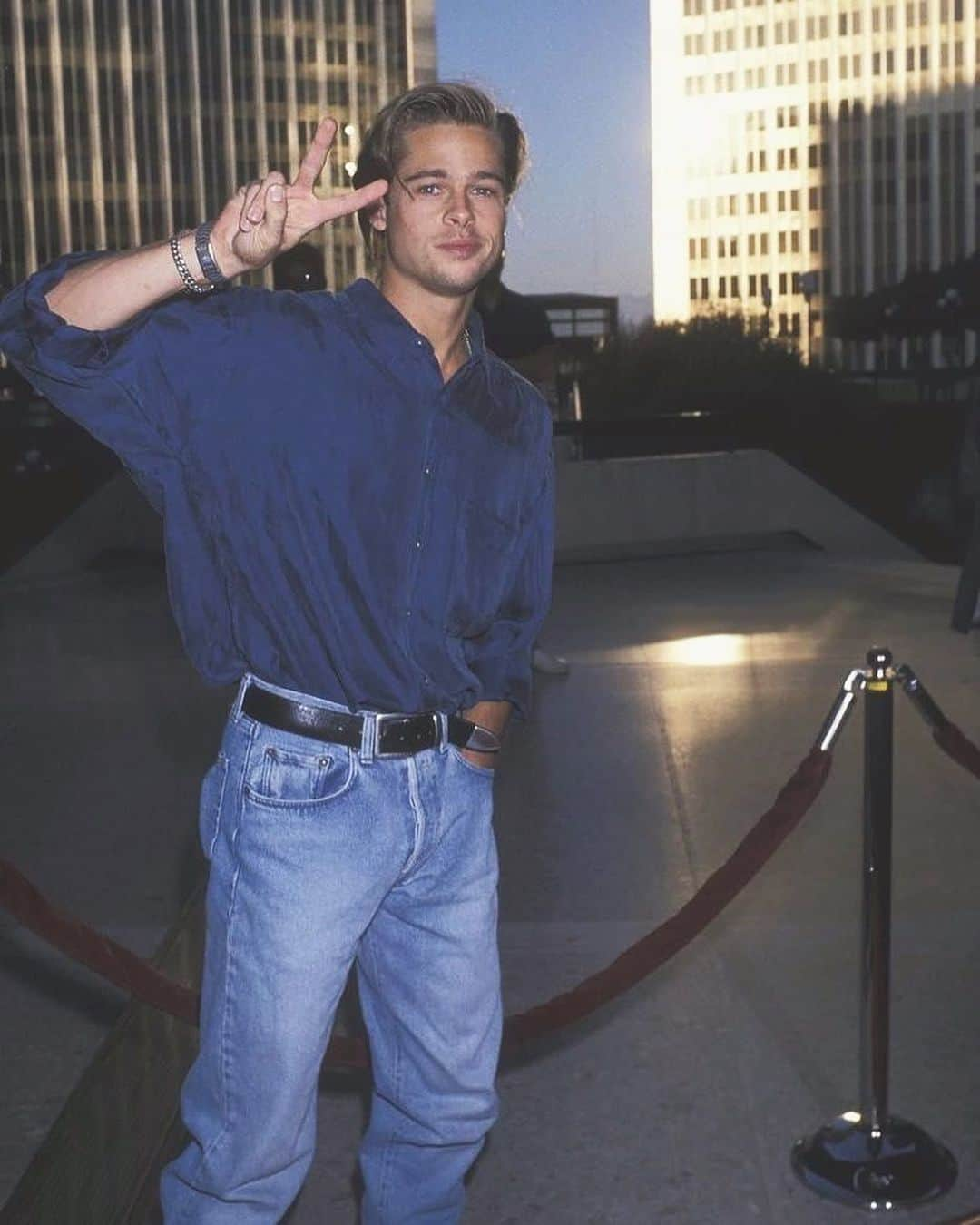 WHO WHAT WEARさんのインスタグラム写真 - (WHO WHAT WEARInstagram)「Brad Pitt's style in the '90s—that's all. The style god of the era could pull off a pair of vintage jeans and classic tee like no other. Get all the '90s outfit inspo you need at the link in bio. photo: getty images」6月17日 4時03分 - whowhatwear