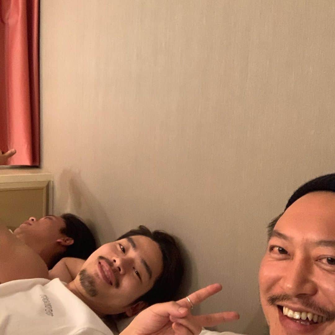 のインスタグラム：「いや〜、人の部屋で食うコンビニのツナマヨ巻き寿司は絶品でした！ 九州3連荘ありがとうございました！ #yogeenewwaves」