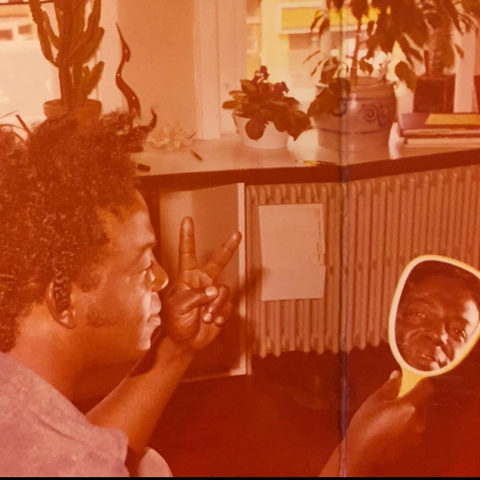 ジョヴァンカさんのインスタグラム写真 - (ジョヴァンカInstagram)「I just absolutely LOVE this picture ❤️ / dad in 1975 / getting his hair done/ pulling the peace sign, his face captured in the mirror / regular day.. I miss him on regular days, on days like this even more. 🙏🏽 Sending love to those who can relate, but also to everyone that still has a dad 💪🏽 ;) Sending love,  period.! #fathersday ❤️」6月17日 4時32分 - giovancamusic