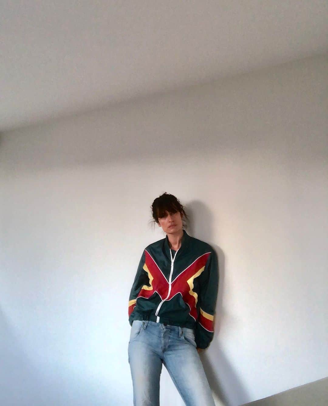 カロリーヌ・ド・メグレのインスタグラム：「Sunday. My mum said I needed a haircut. Hurts to say she is -probably- right 🙉 Thank you my darling @mikomiko_paris for the jacket 😘❤️」