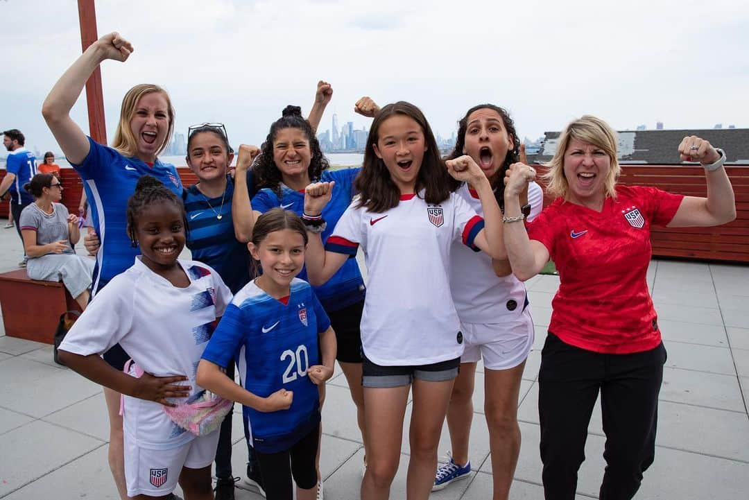 ニューヨーク・シティFCさんのインスタグラム写真 - (ニューヨーク・シティFCInstagram)「Shoutout to the @uswnt booking their place in the Last 16 @fifaworldcup 🇺🇸🗽 // We watched it together on the @socceroof and then got busy with our Summer of Soccer Women’s Tournament ⚽️ #ForTheCity #fifawwc #uswnt #onenationoneteam」6月17日 4時41分 - nycfc